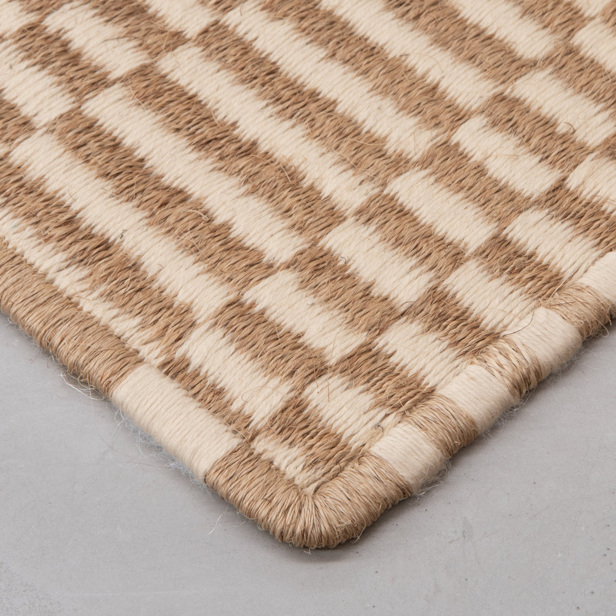 AXXIS WEAVE RUG IN NATURAL FIQUE FIBER AND WHITE ALPACA