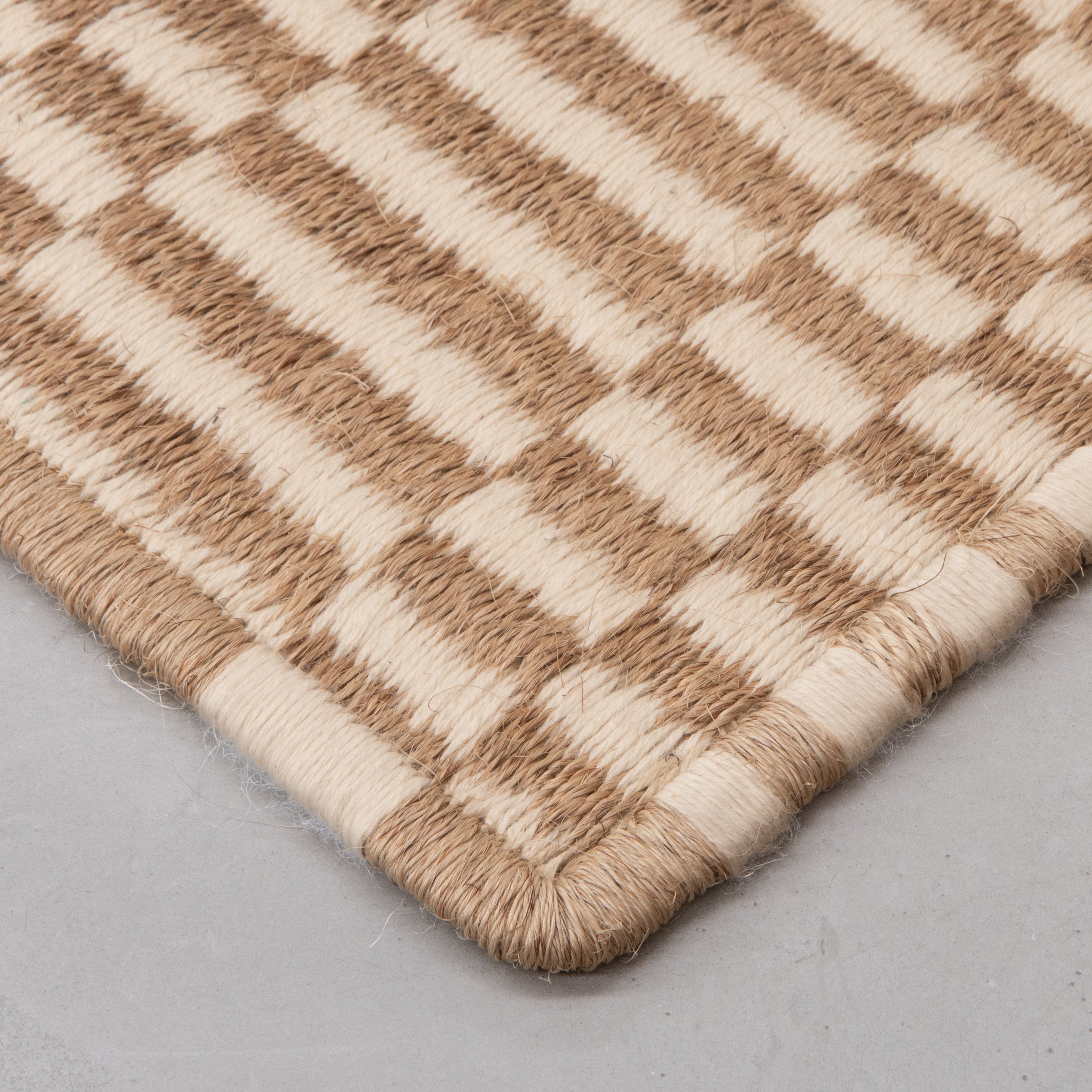 AXXIS WEAVE RUG IN NATURAL FIQUE FIBER AND WHITE ALPACA