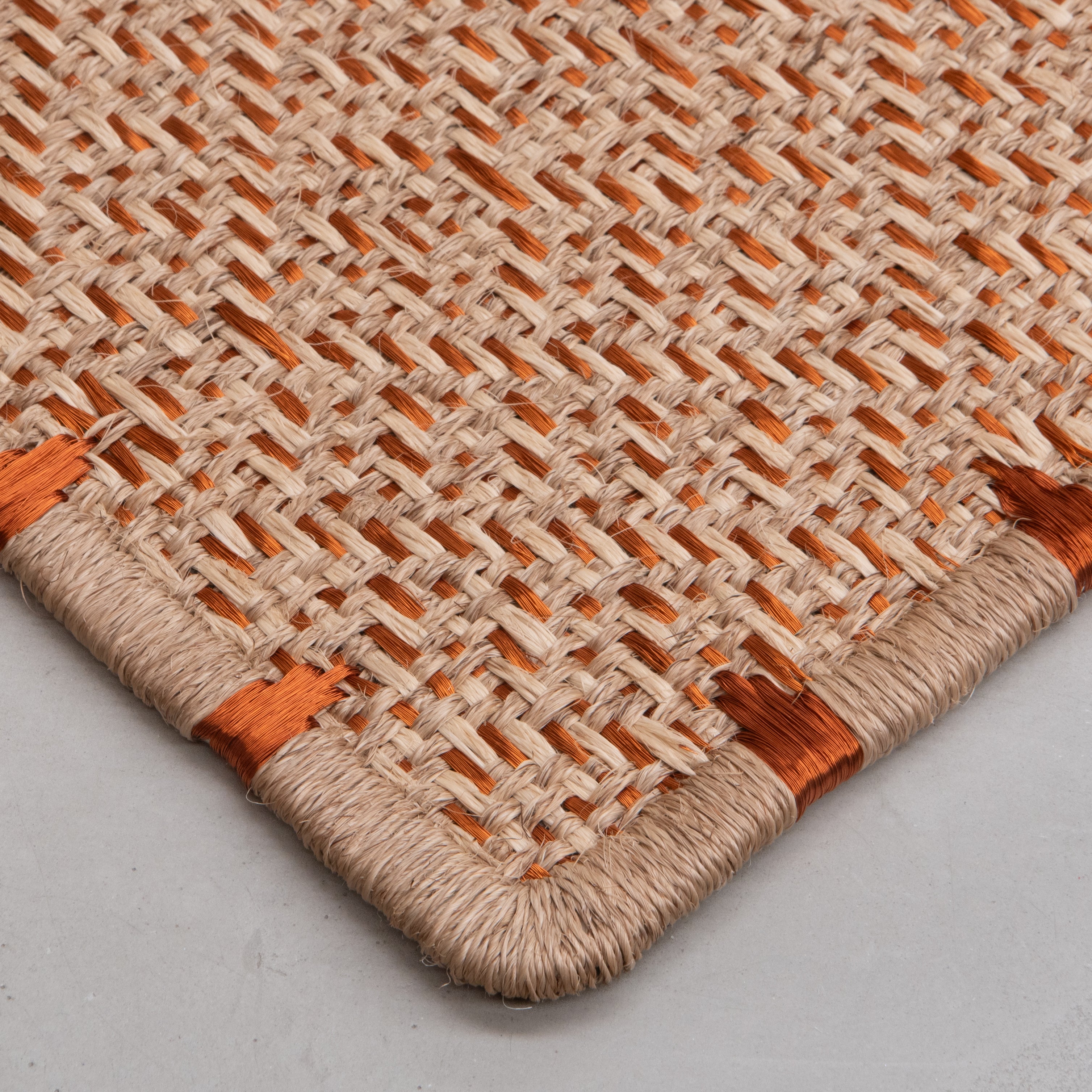 DAÚ WEAVE RUG IN NATURAL FIQUE FIBER, WHITE FIQUE FIBER AND COPPER