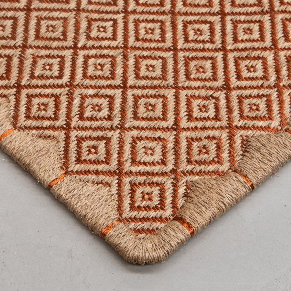 MEDIUM RHOMBUS WEAVE RUG IN NATURAL FIQUE FIBER AND COPPER