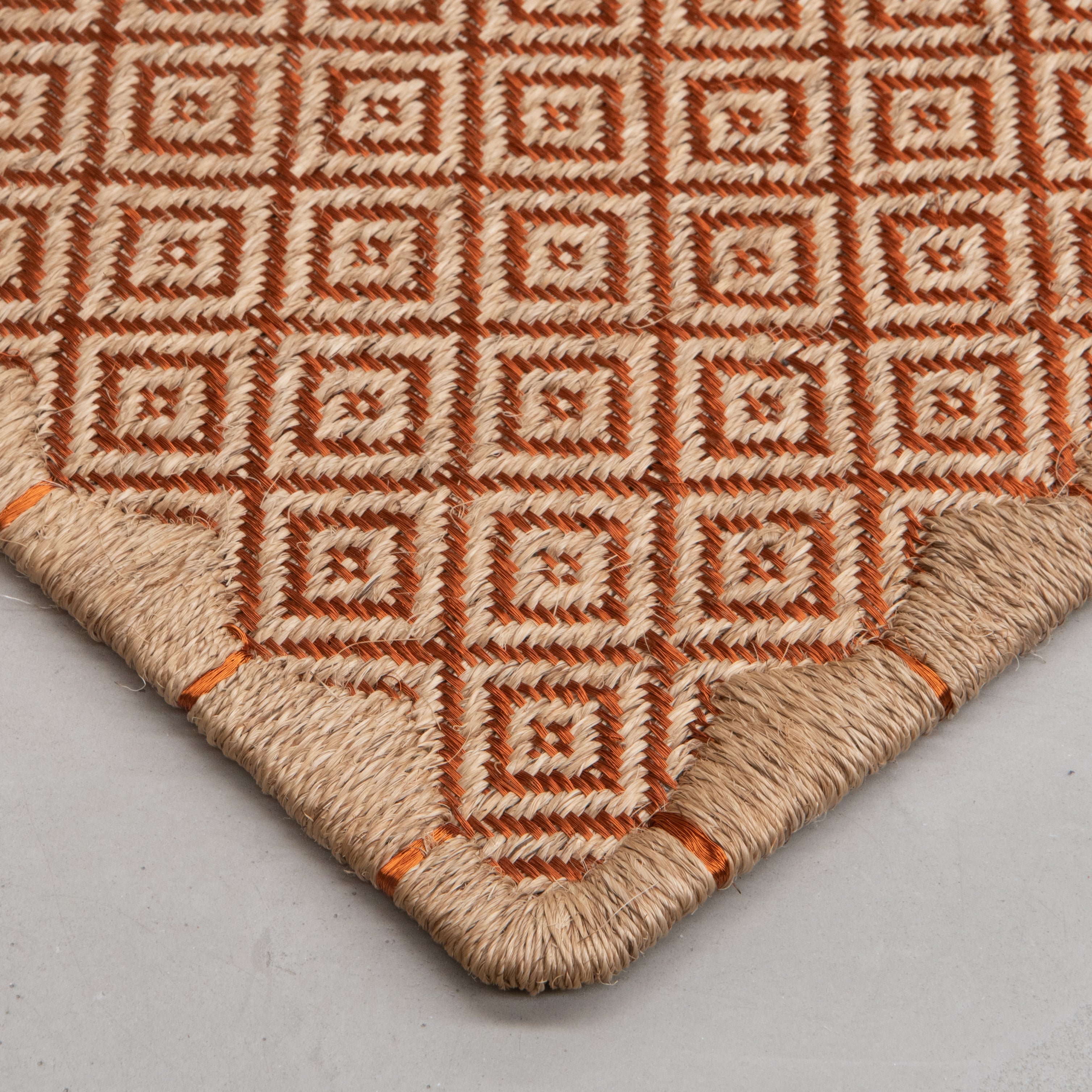 MEDIUM RHOMBUS WEAVE RUG IN NATURAL FIQUE FIBER AND COPPER