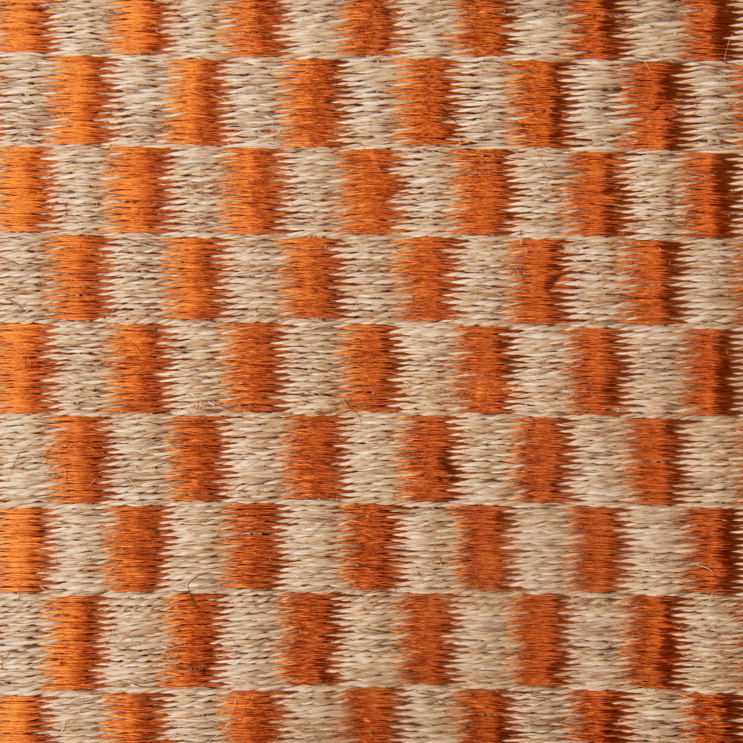 CHESS WEAVE RUG IN NATURAL FIQUE FIBER AND COPPER