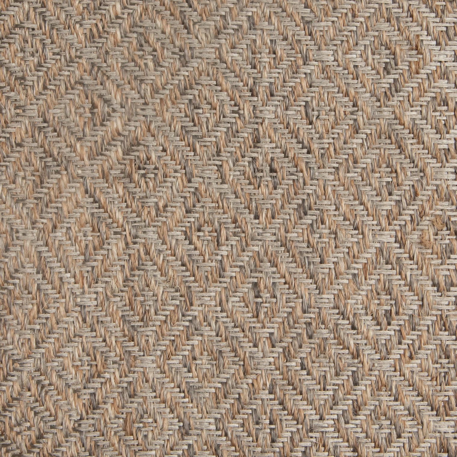 MEDIUM RHOMBUS WEAVE RUG IN NATURAL AND WHITE-GRAY FIQUE FIBER AND STAINLESS STEEL