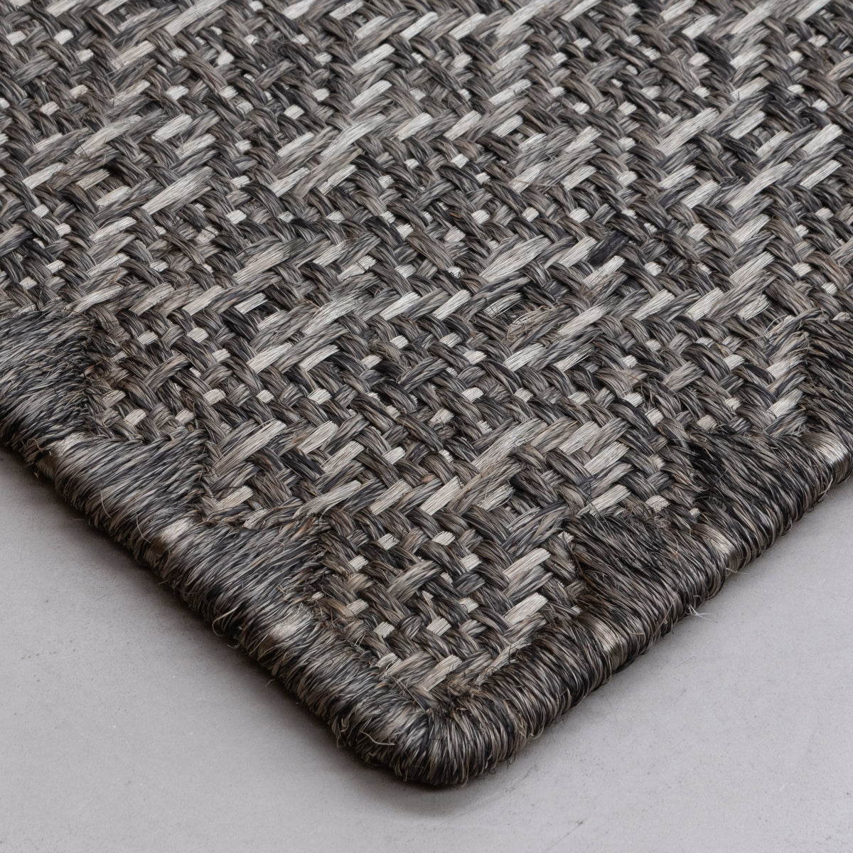CASABLANCA WEAVE RUG IN BLACK-GRAY FIQUE FIBER, BLACK GRAY FIQUE FIBER AND STAINLESS STEEL