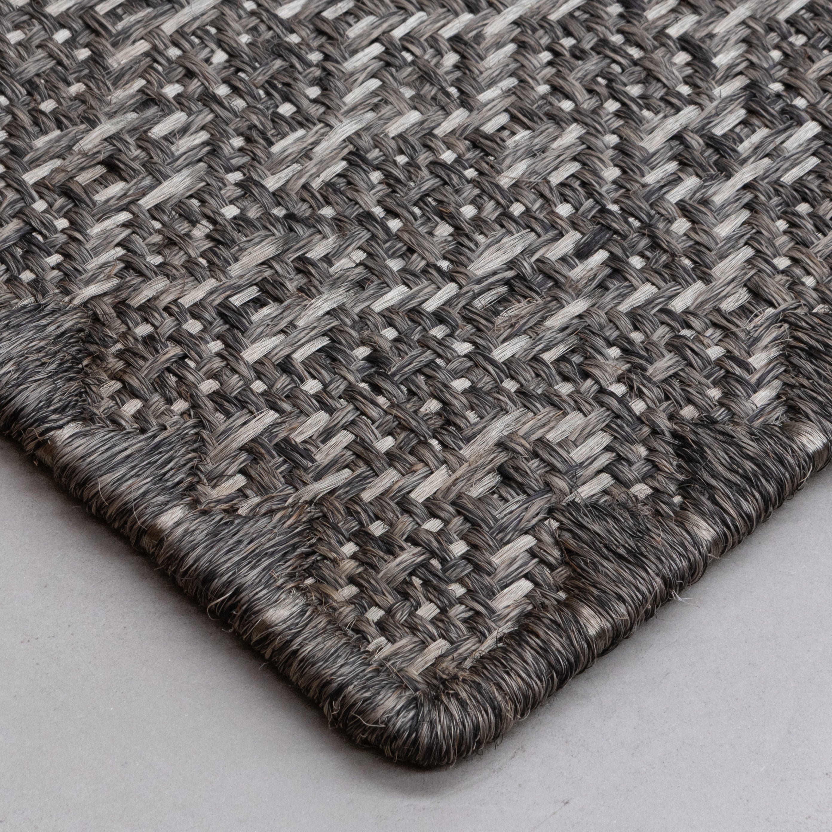 CASABLANCA WEAVE RUG IN BLACK-GRAY FIQUE FIBER, BLACK GRAY FIQUE FIBER AND STAINLESS STEEL