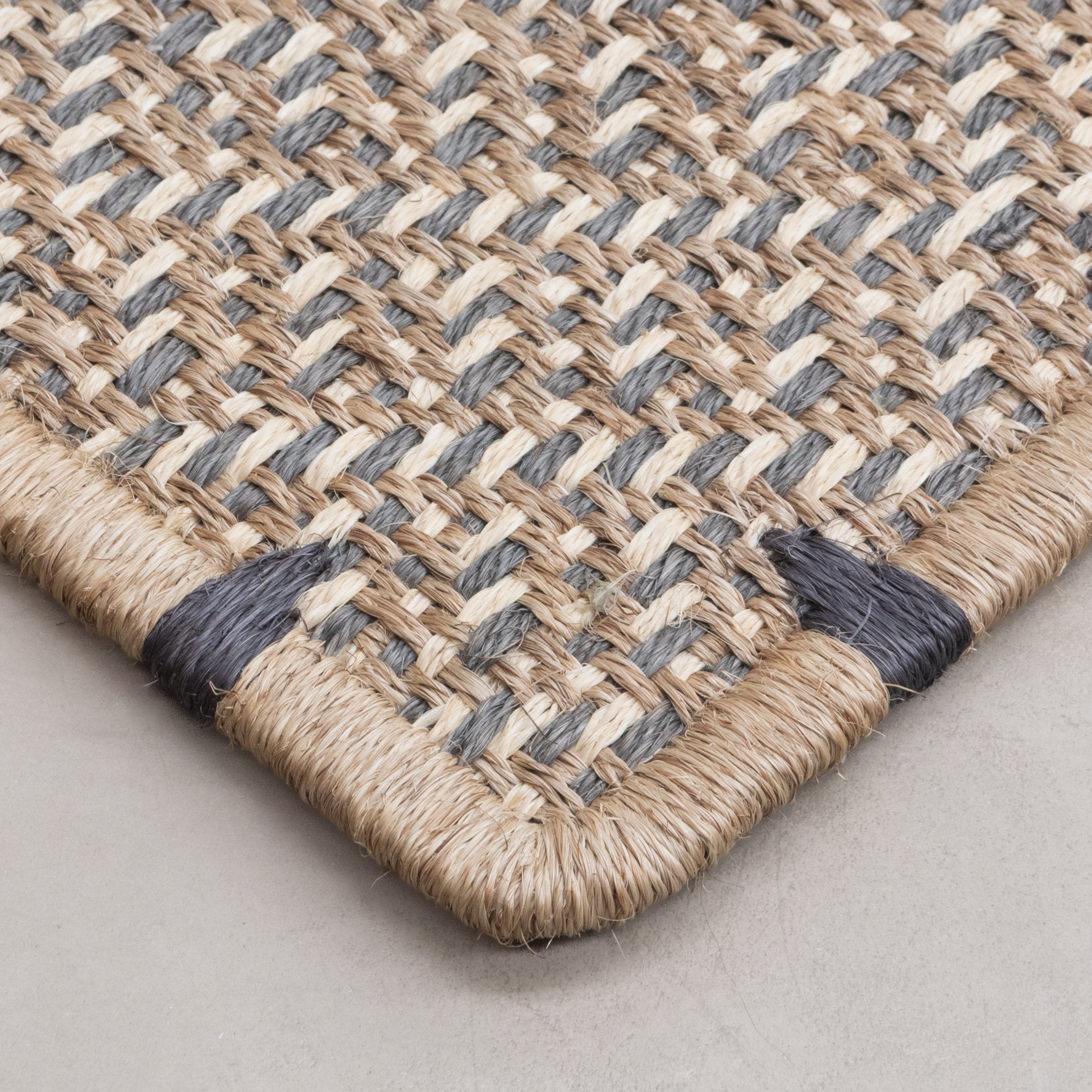 DAU WEAVE RUG IN NATURAL FIQUE FIBER AND GRAY FIQUE FIBER WHITE FIQUE FIBER