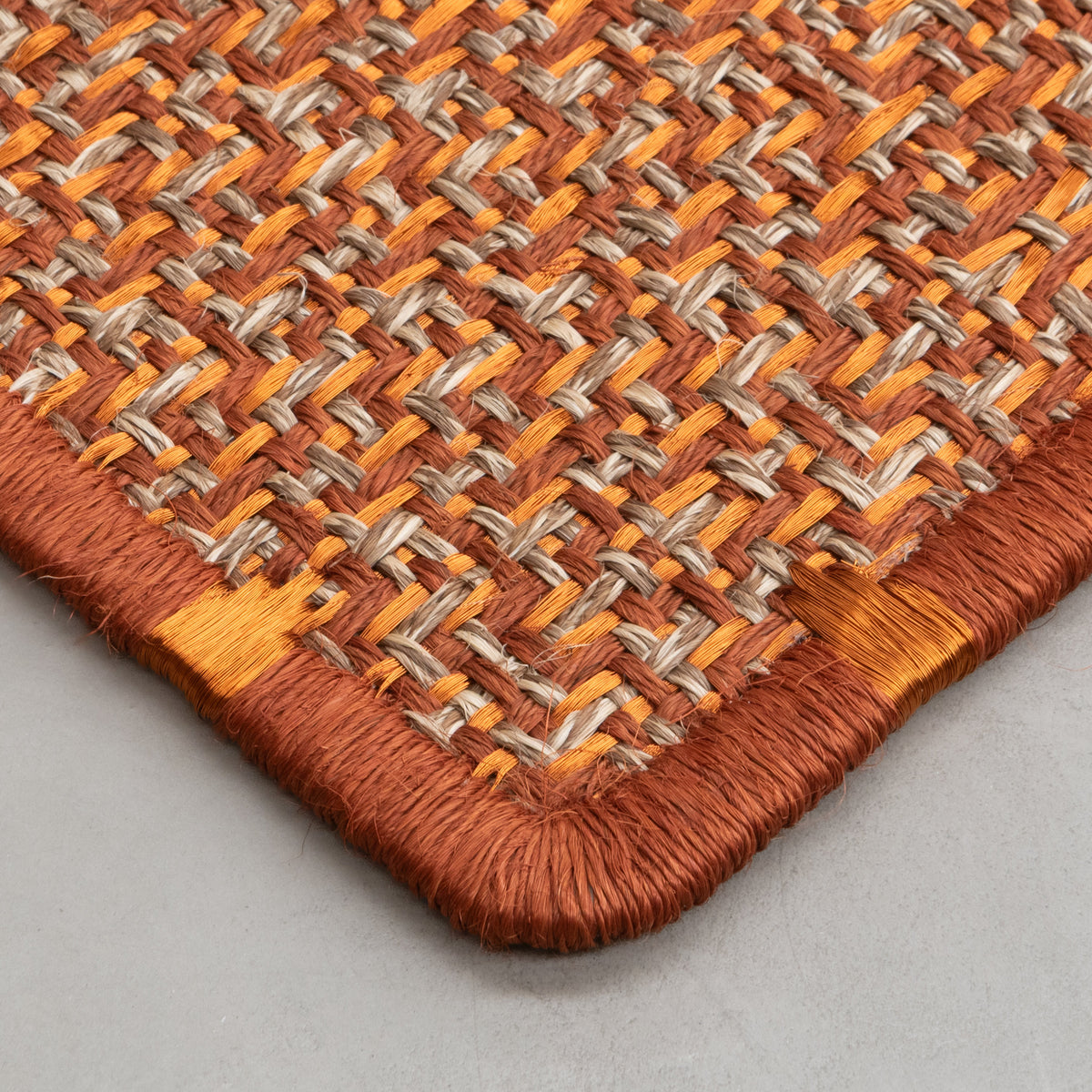 DAU WEAVE RUG IN OCHRE, NATURAL KHAKI FIQUE FIBER AND COPPER