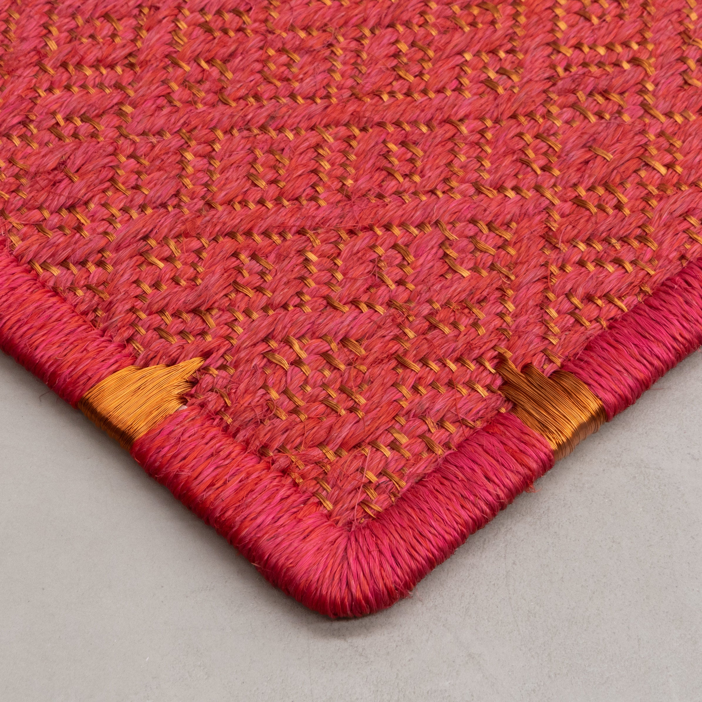 DAU WEAVE RUG IN COPPER AND FUSCHIA-RED FIQUE FIBER