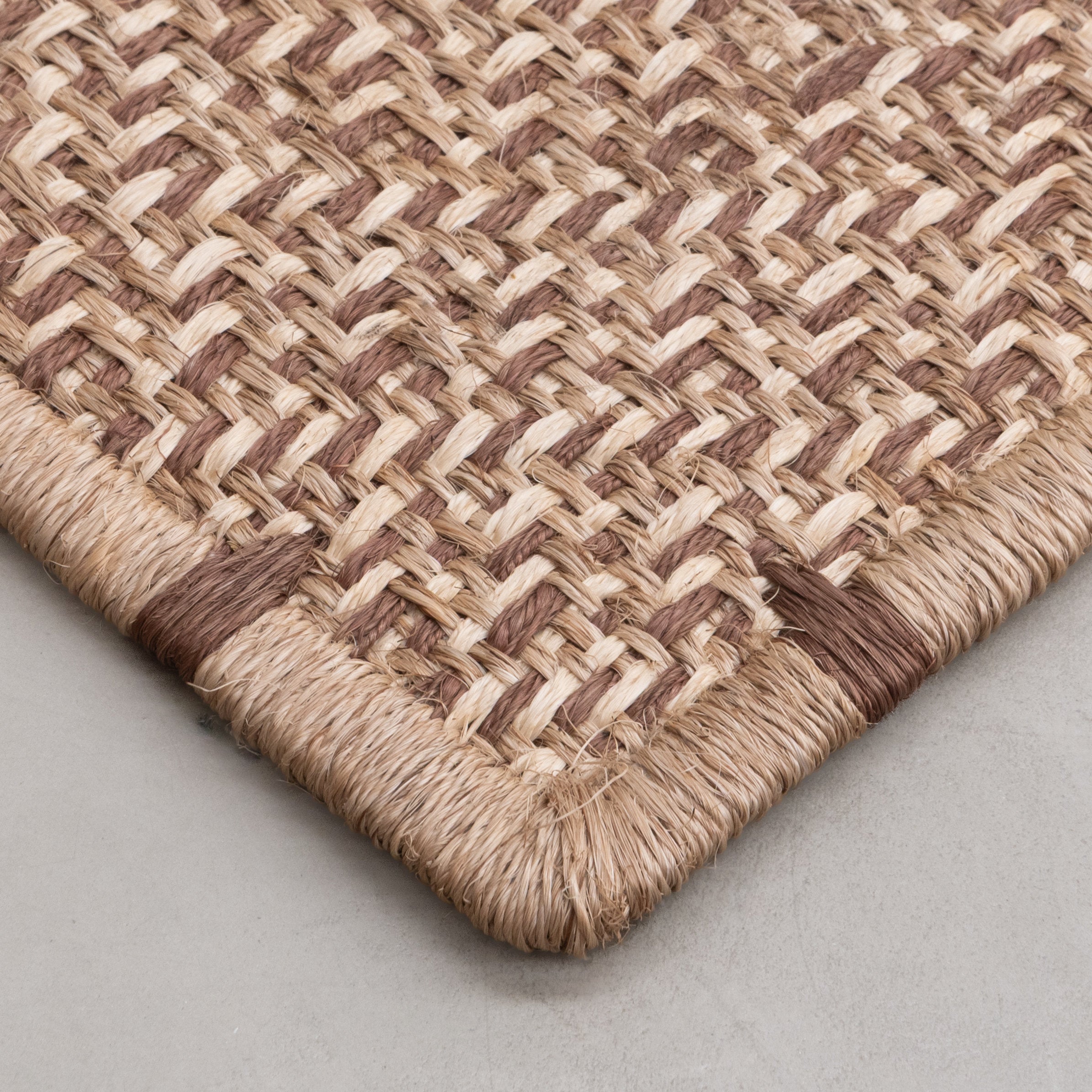 DAU WEAVE RUG IN NATURAL FIQUE FIBER AND WHITE FIQUE FIBER KHAKI FIQUE FIBER