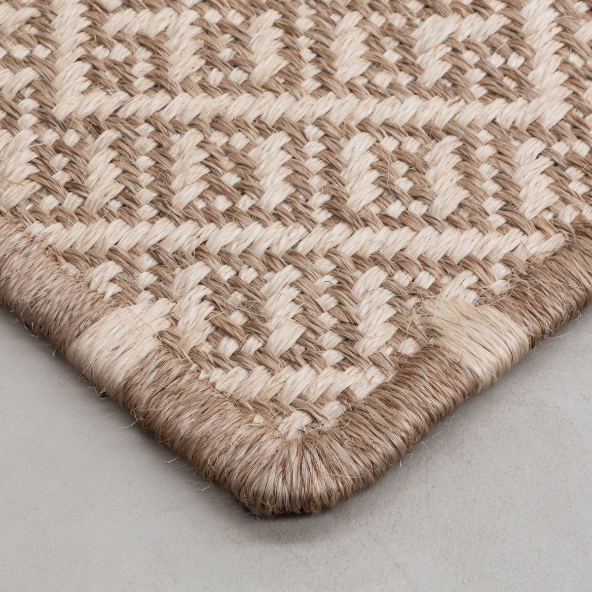 DAU WEAVE RUG IN NATURAL FIQUE FIBER AND WHITE FIQUE FIBER