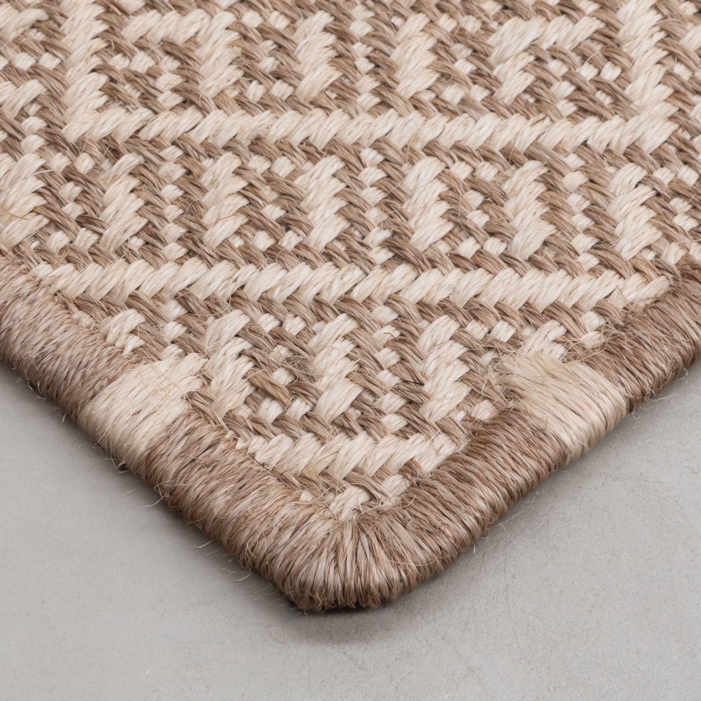 DAU WEAVE RUG IN NATURAL FIQUE FIBER AND WHITE FIQUE FIBER