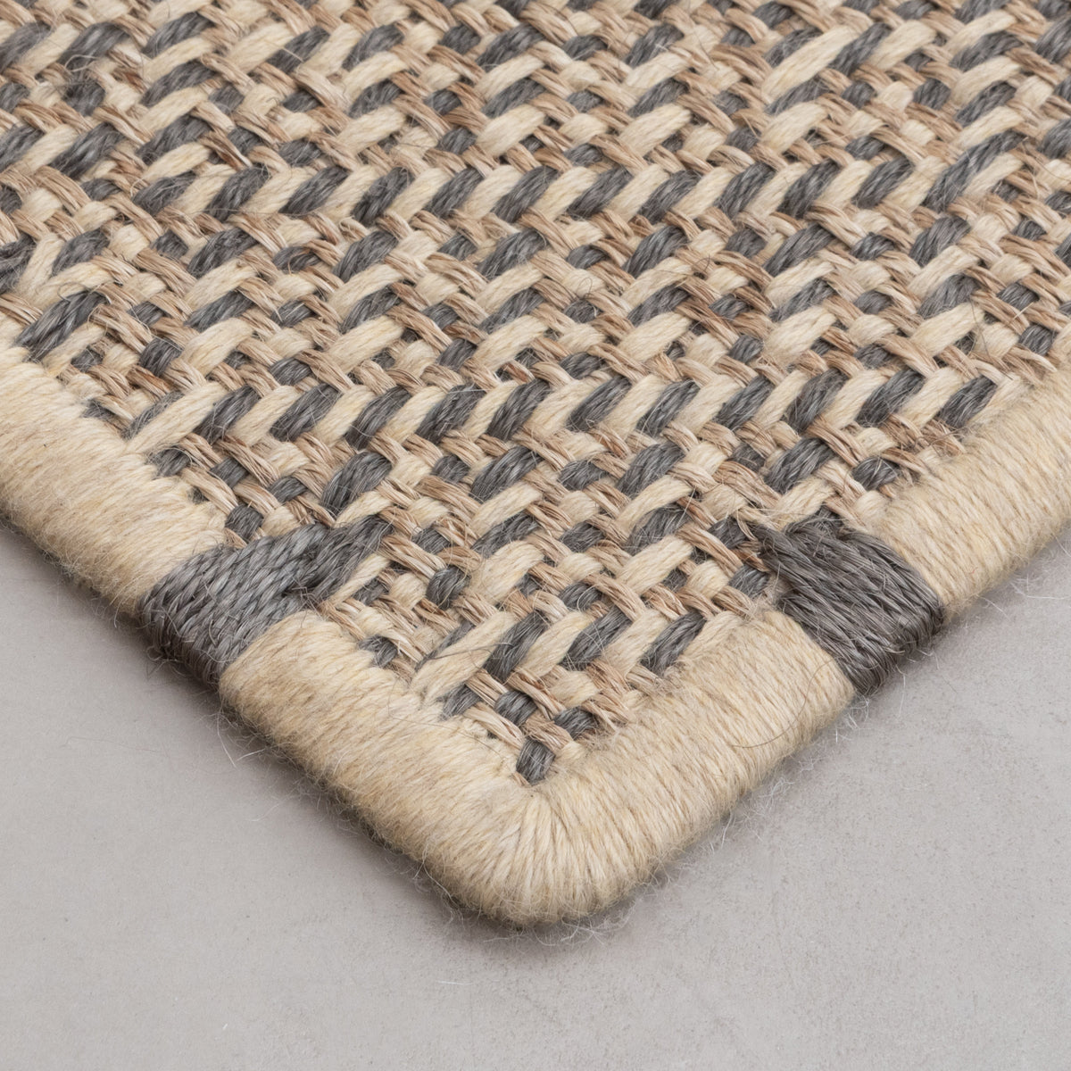 DAU WEAVE RUG IN NATURAL FIQUE FIBER AND NATURAL ALPACA GRAY FIQUE FIBER