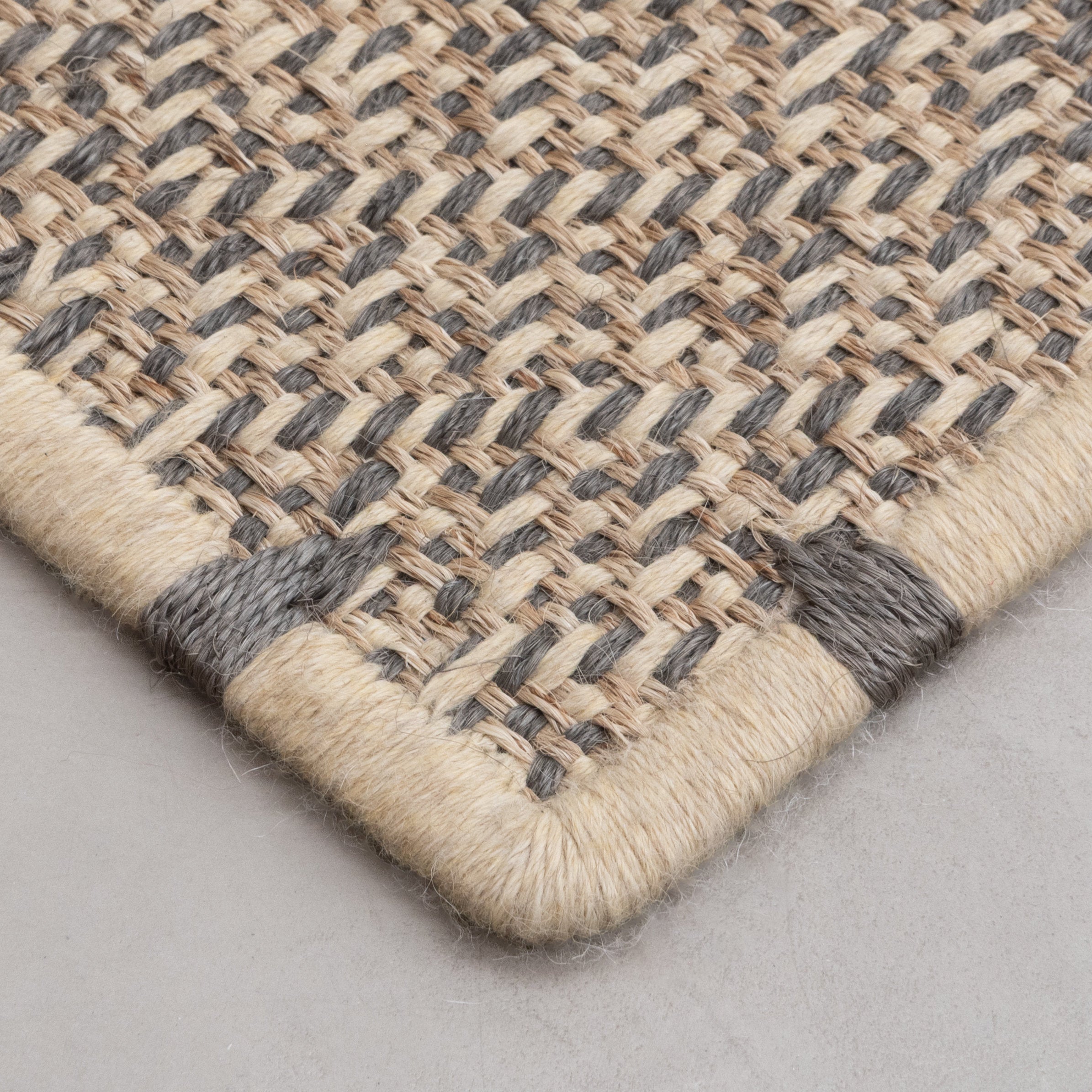 DAU WEAVE RUG IN NATURAL FIQUE FIBER AND NATURAL ALPACA GRAY FIQUE FIBER