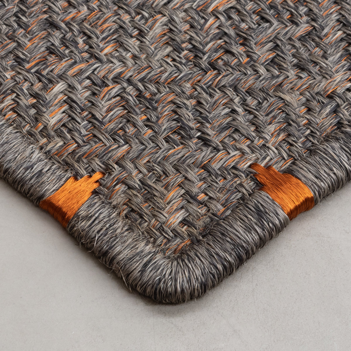 DAU WEAVE RUG IN BLACK-GRAY FIQUE FIBER AND COPPER