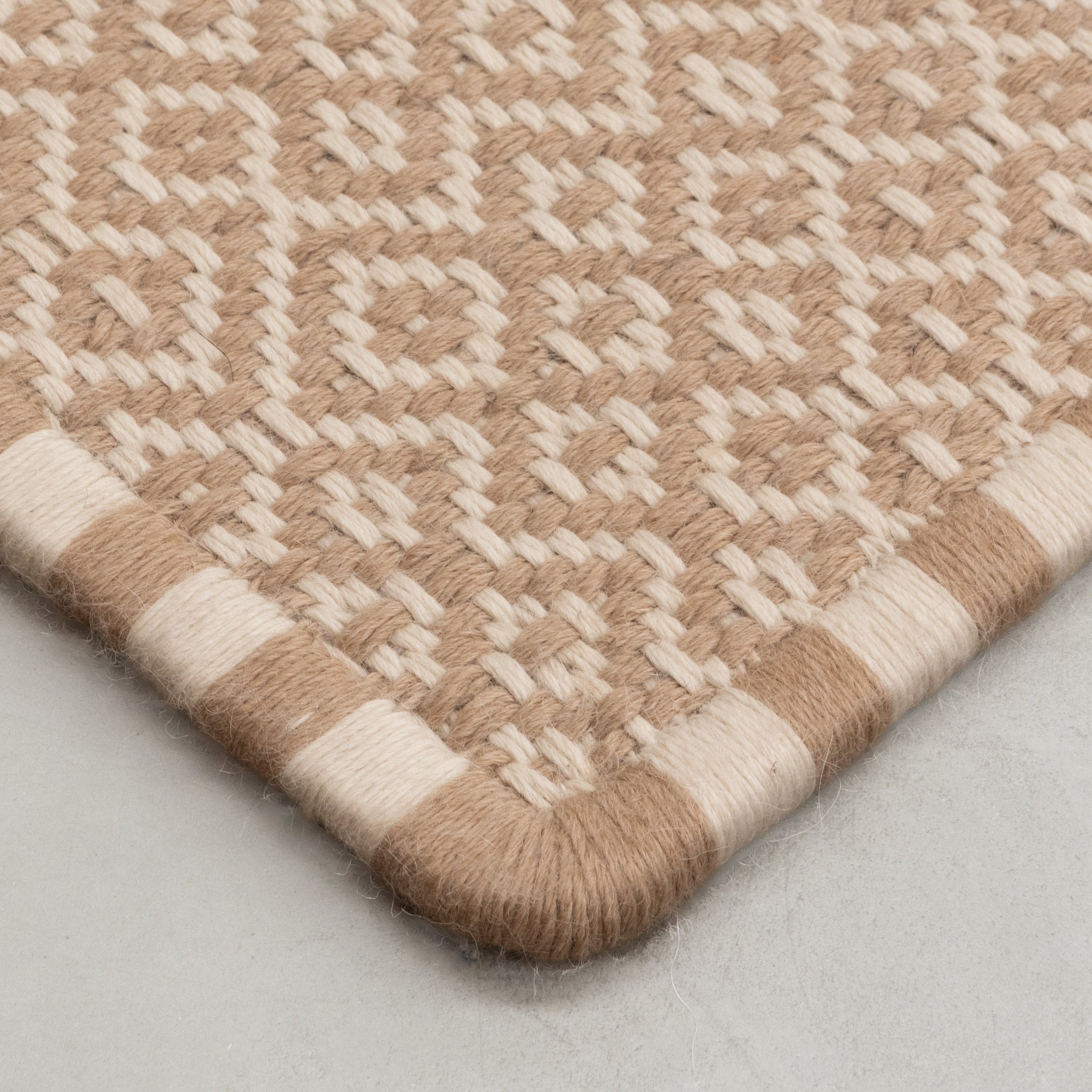SUSU WEAVE RUG IN WHITE ALPACA AND BEIGE ALPACA