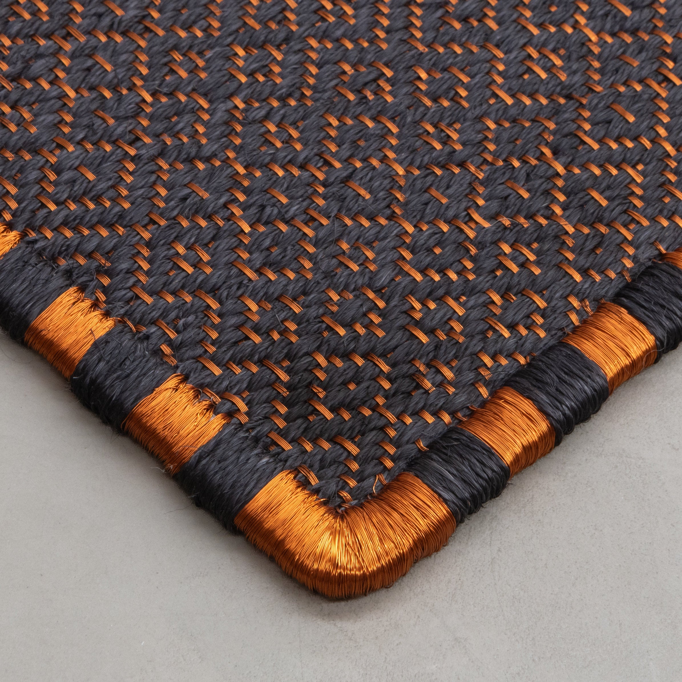 SUSU WEAVE RUG IN COPPER AND BLACK FIQUE FIBER