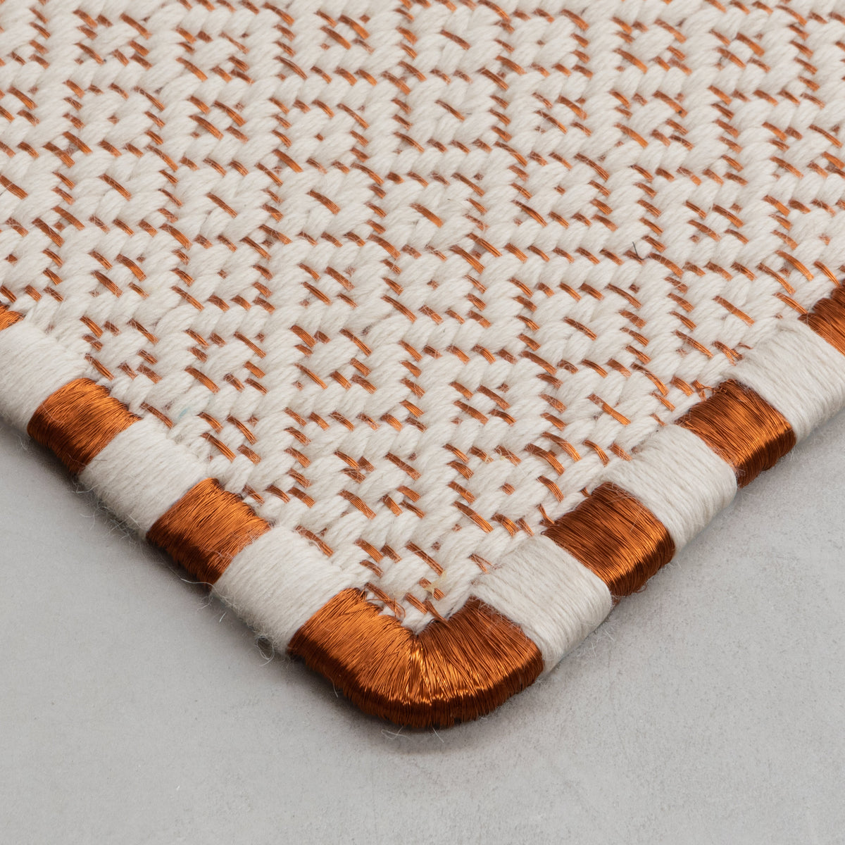 SUSU WEAVE RUG IN WHITE ALPACA AND COPPER