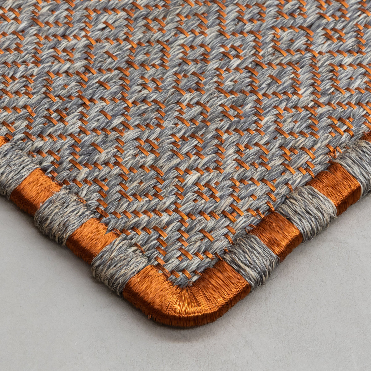 SUSU WEAVE RUG IN COPPER AND WHITE-GRAY FIQUE FIBER