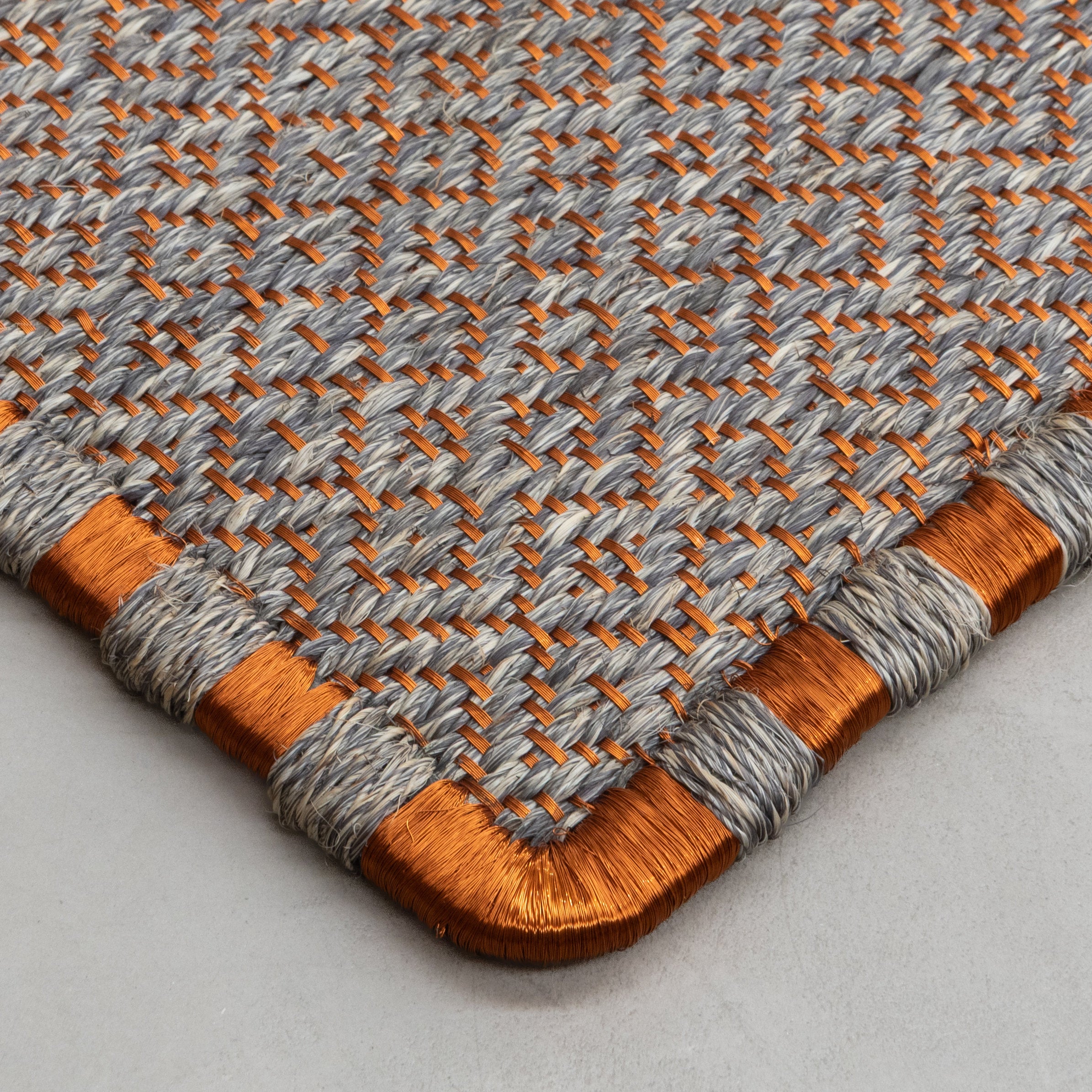 SUSU WEAVE RUG IN COPPER AND WHITE-GRAY FIQUE FIBER
