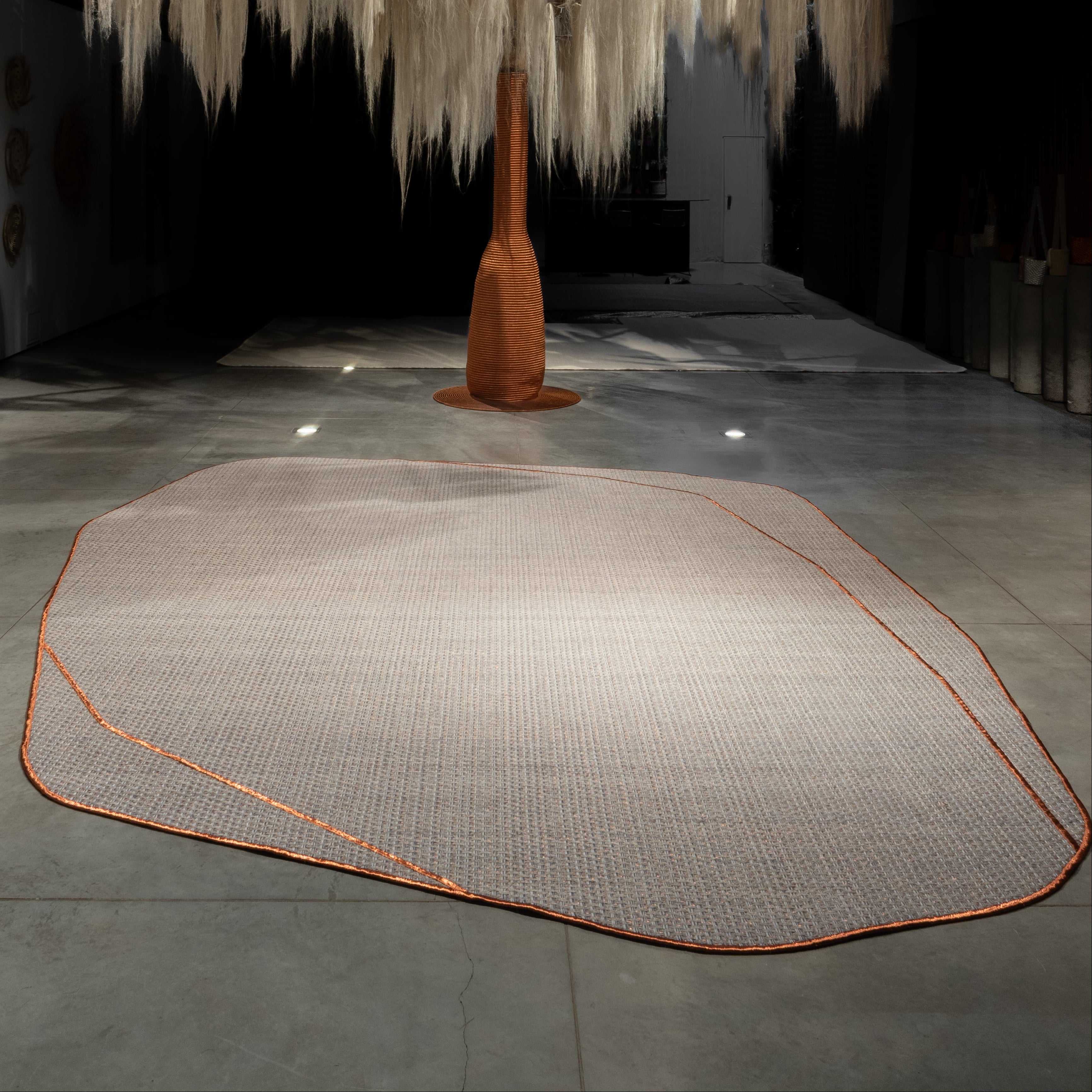 KANASPI WEAVE RUG IN WHITE AND GRAY ALPACA AND COPPER