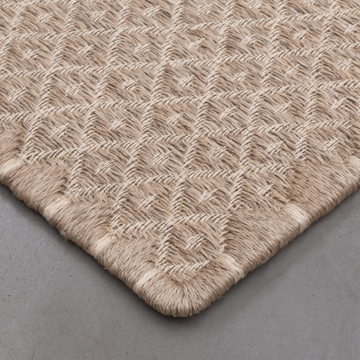 RHOMBUS WEAVE RUG IN NATURAL FIQUE FIBER WITH WHITE FIQUE FIBER