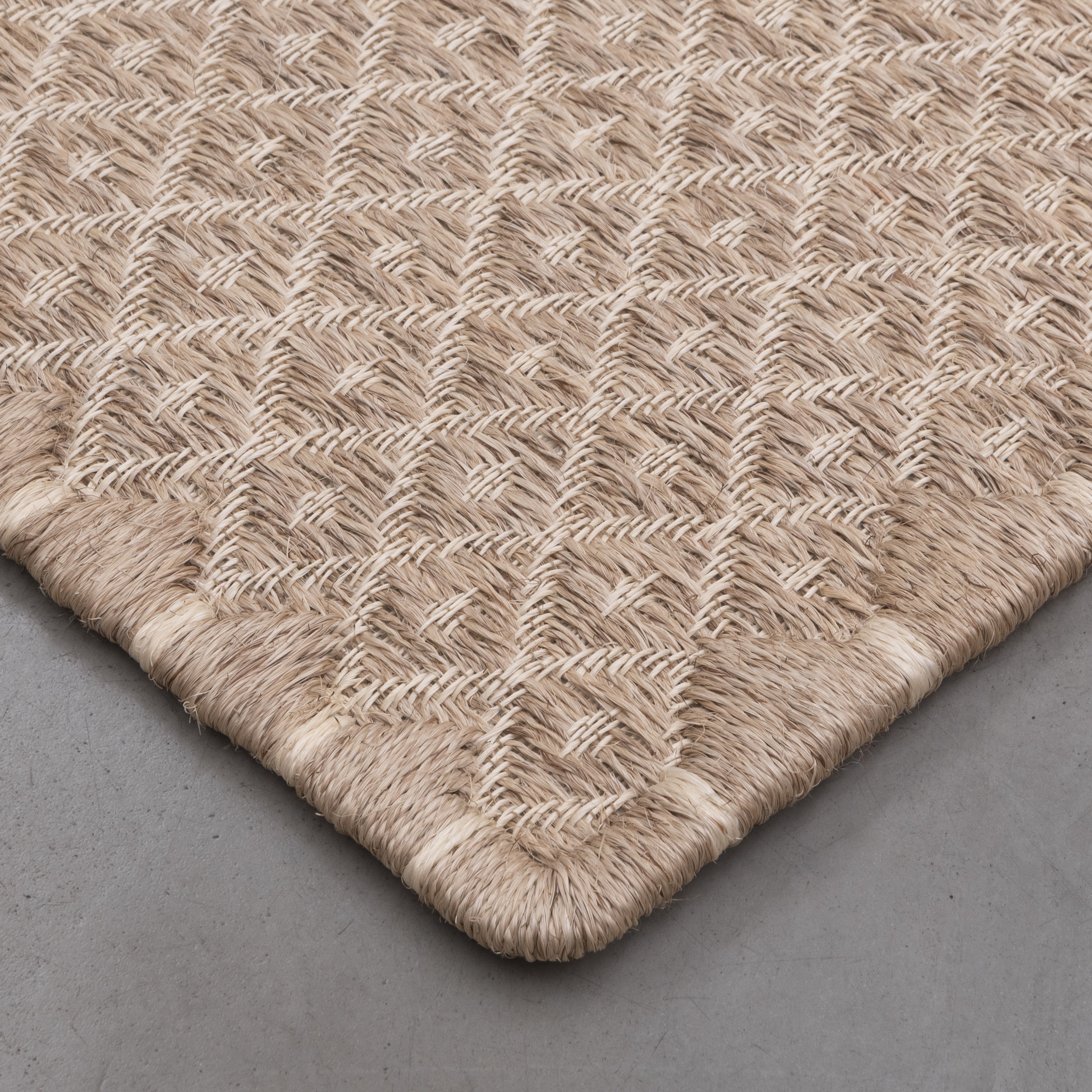 RHOMBUS WEAVE RUG IN NATURAL FIQUE FIBER WITH WHITE FIQUE FIBER