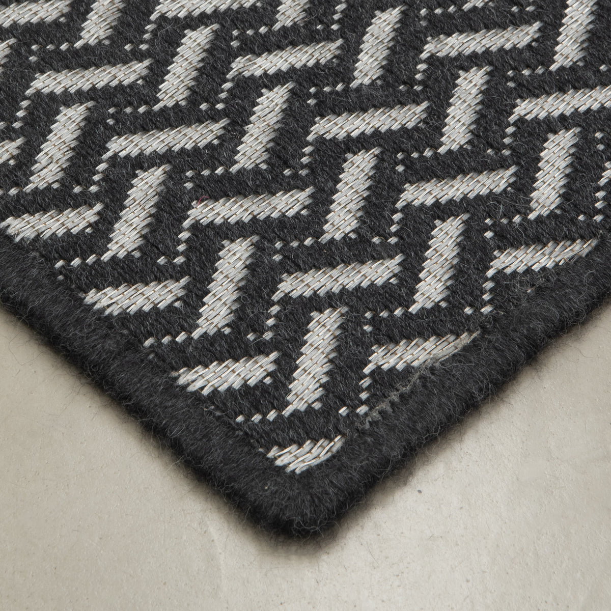 OTOÑO WEAVE RUG IN BLACK ALPACA WITH STAINLESS STEEL