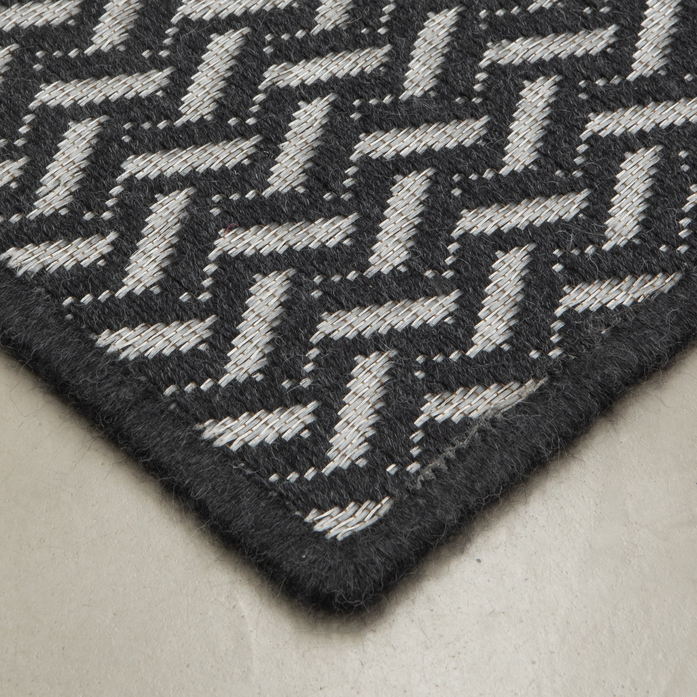 OTOÑO WEAVE RUG IN BLACK ALPACA WITH STAINLESS STEEL