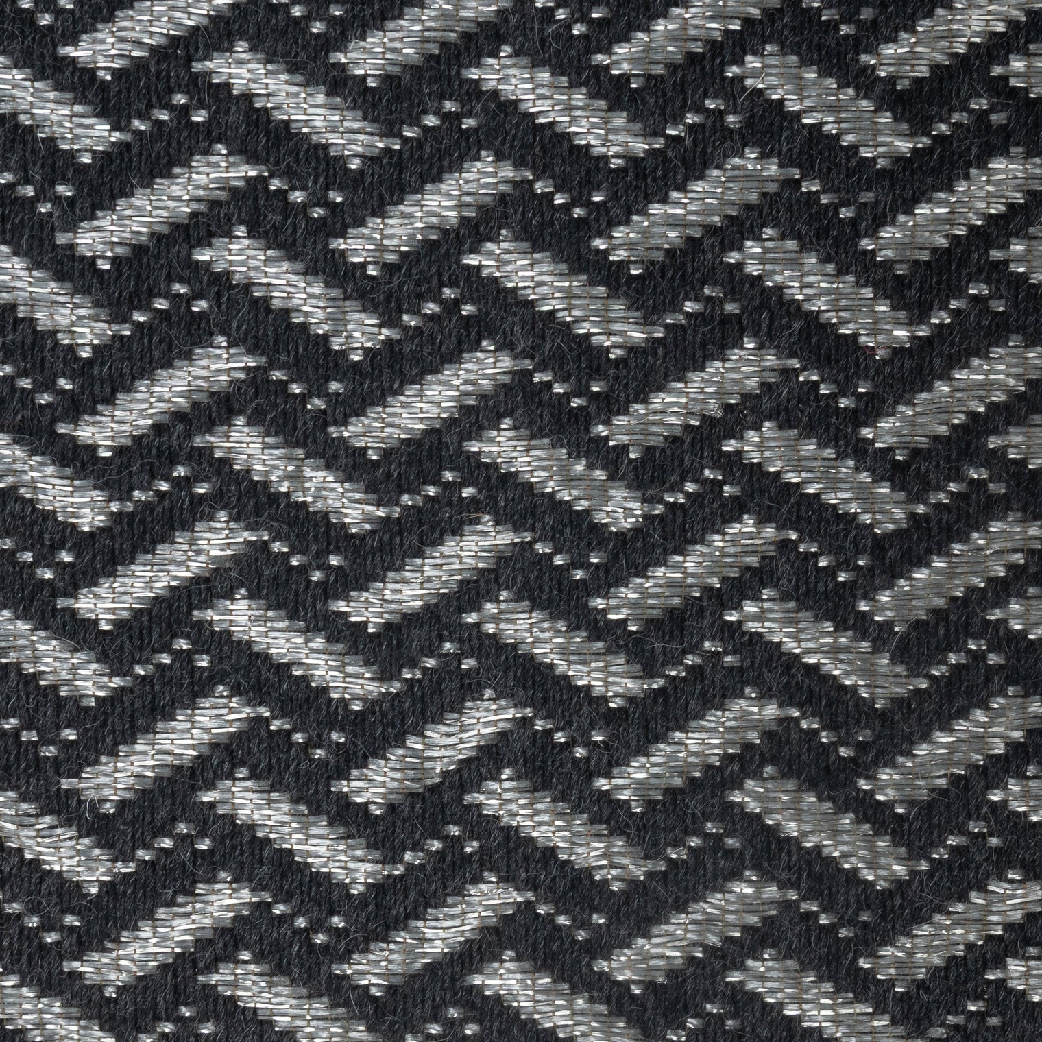 OTOÑO WEAVE RUG IN BLACK ALPACA WITH STAINLESS STEEL