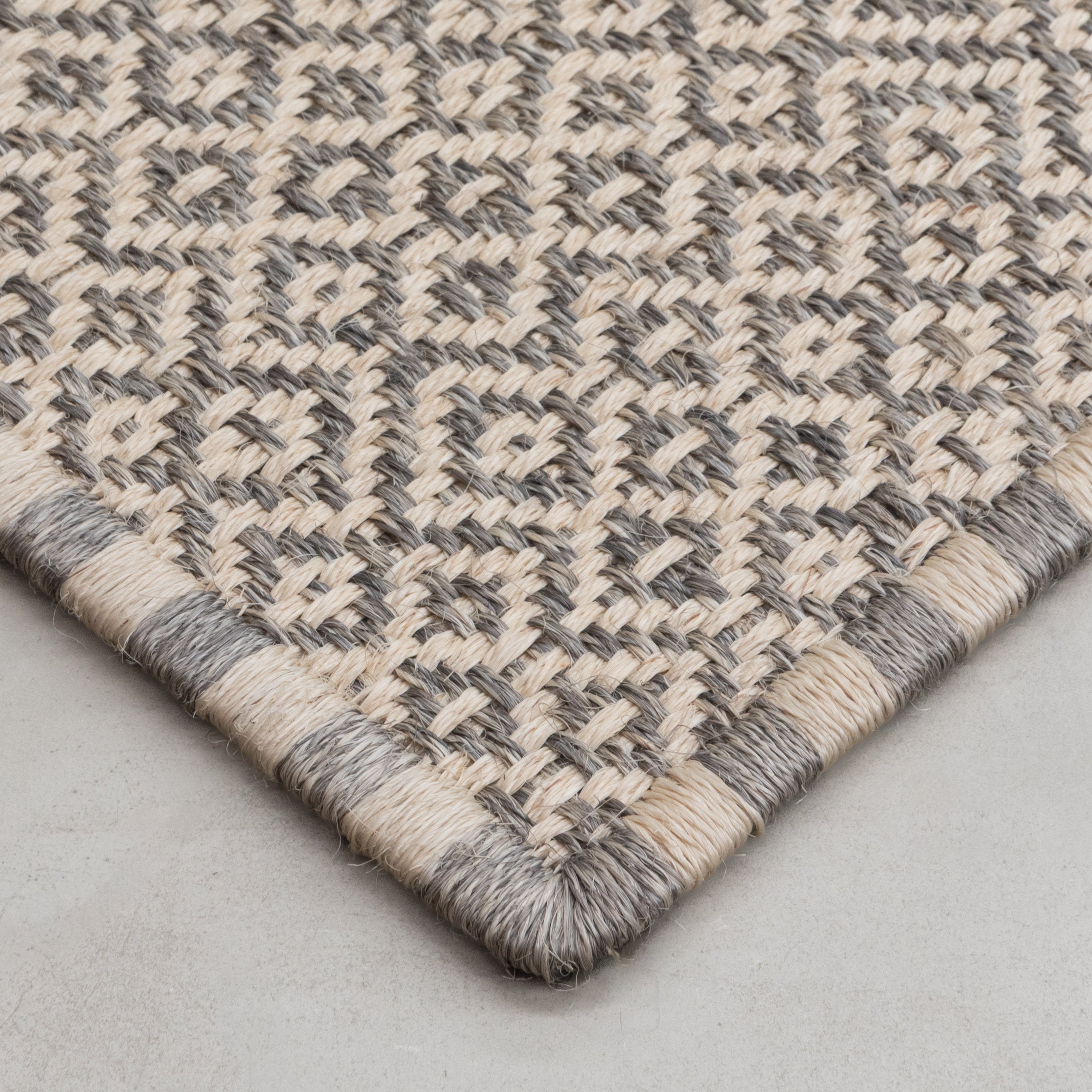 SUSU WEAVE RUG IN WHITE-GRAY FIQUE FIBER AND WHITE FIQUE FIBER
