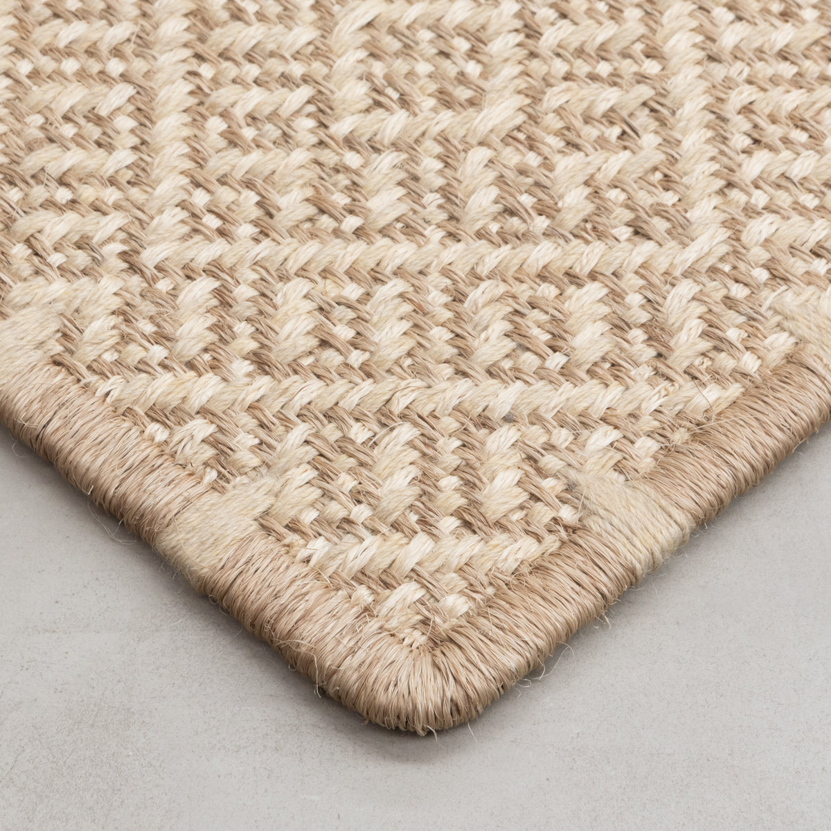 DAU WEAVE RUG IN NATURAL FIQUE FIBER AND NATURAL ALPACA WHITE FIQUE FIBER