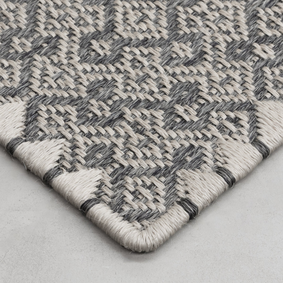CASABLANCA WEAVE RUG IN WHITE FIQUE FIBER, BLACK-GRAY FIQUE FIBER AND STAINLESS STEEL
