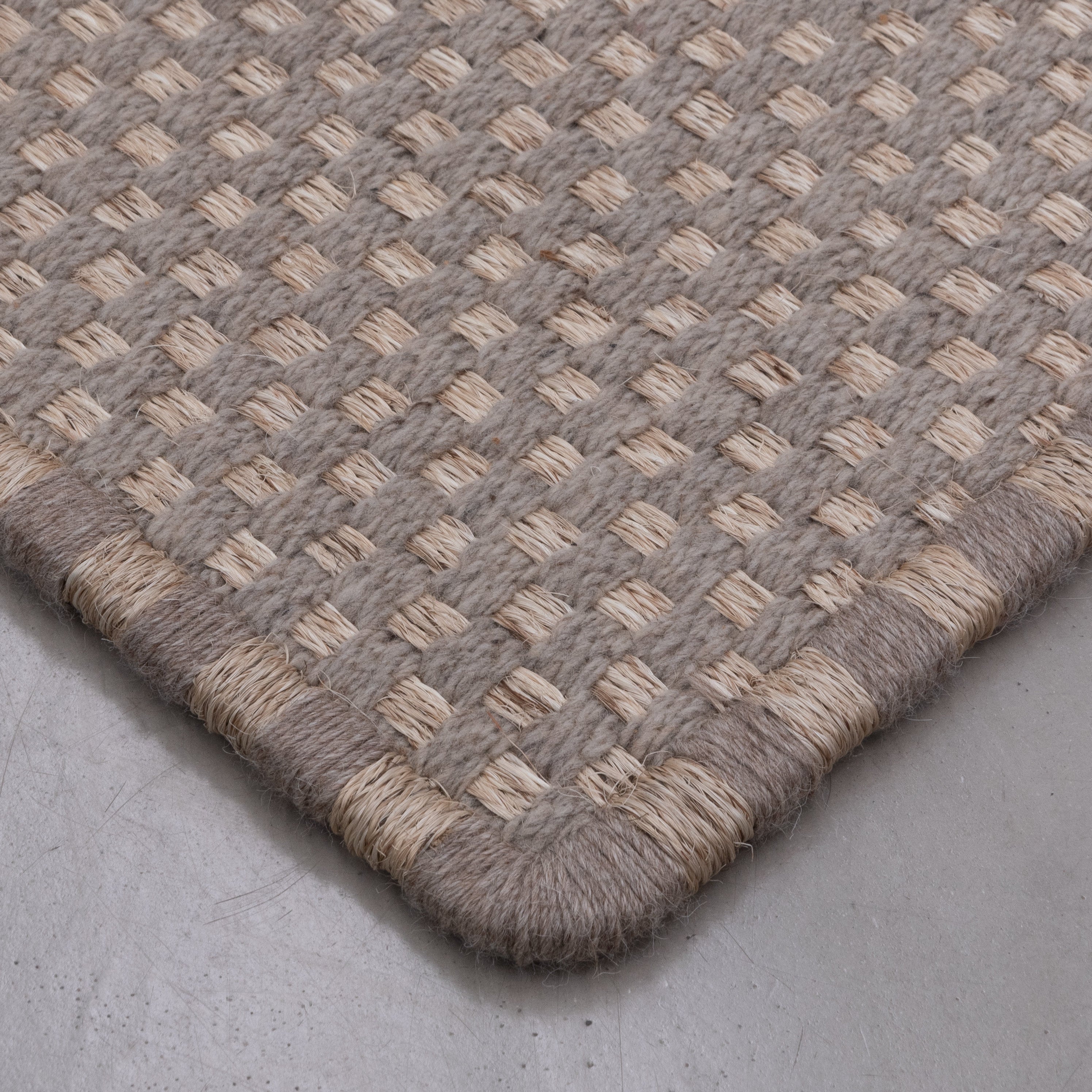 KANASPI WEAVE RUG IN NATURAL FIQUE FIBER AND TAUPE MOTÓN ALPACA