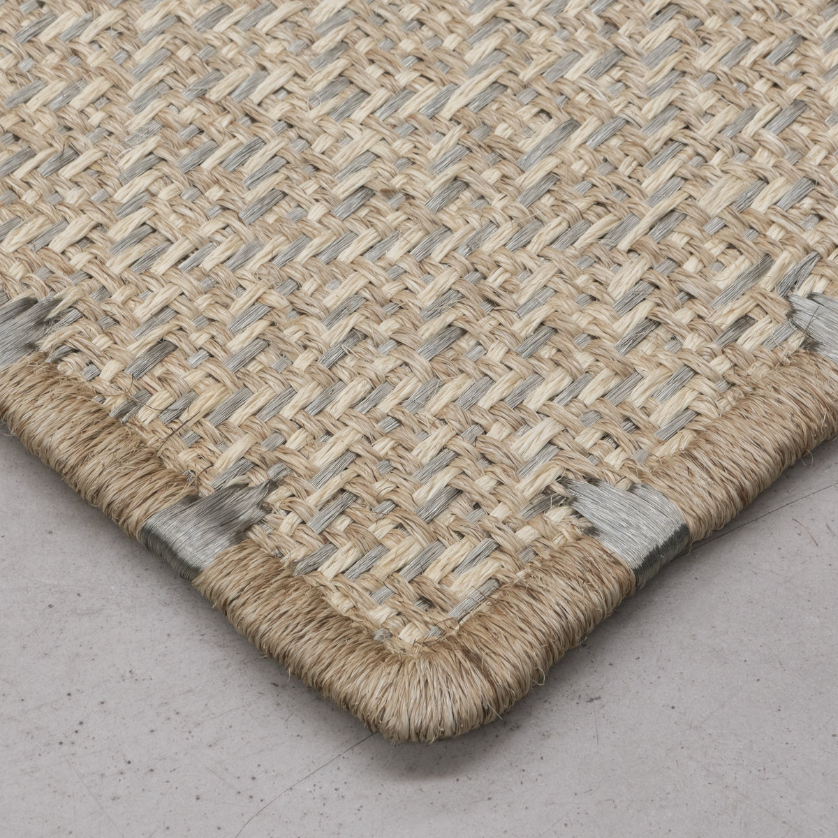 DAÚ WEAVE RUG IN NATURAL FIQUE FIBER, WHITE FIQUE FIBER AND STAINLESS STEEL