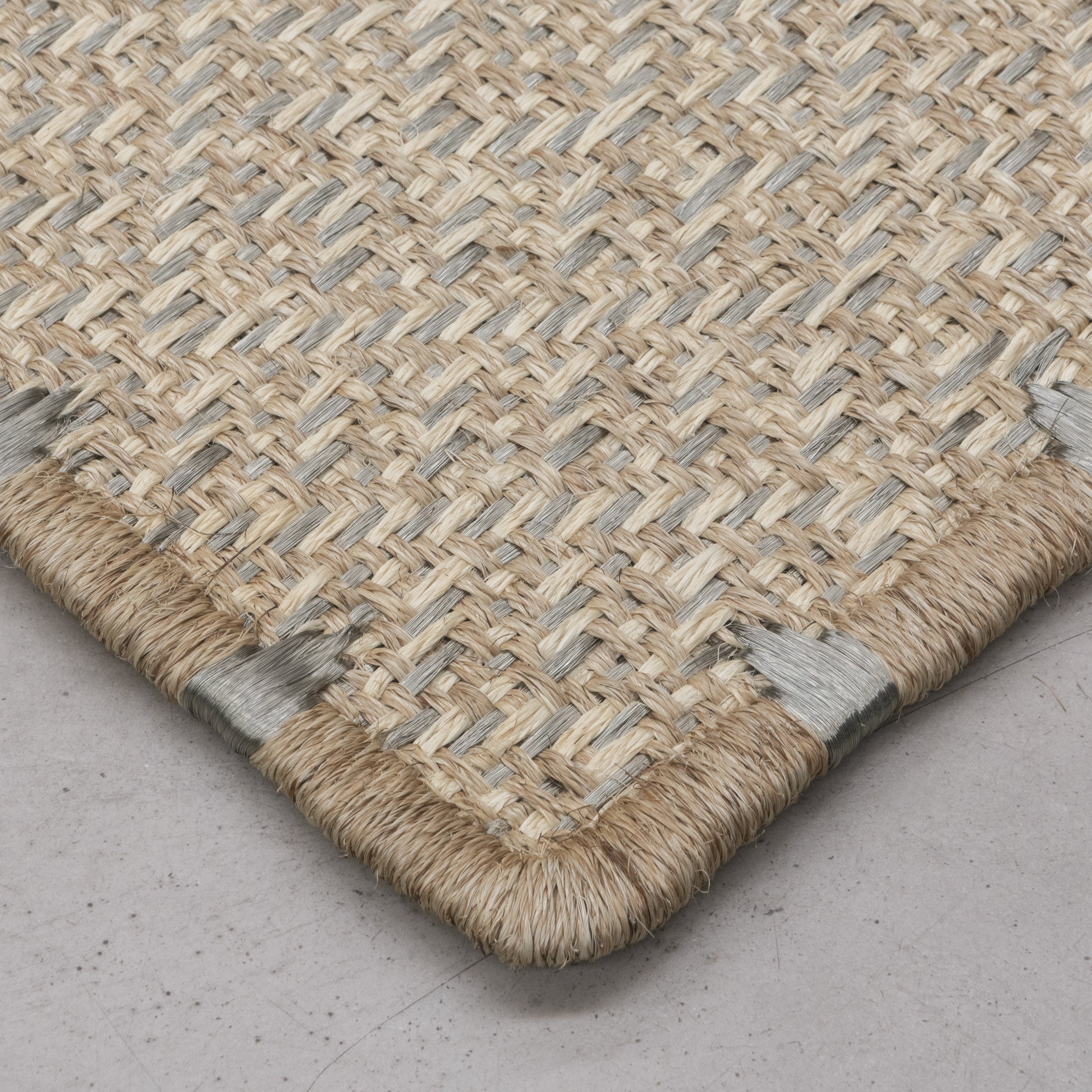 DAÚ WEAVE RUG IN NATURAL FIQUE FIBER, WHITE FIQUE FIBER AND STAINLESS STEEL