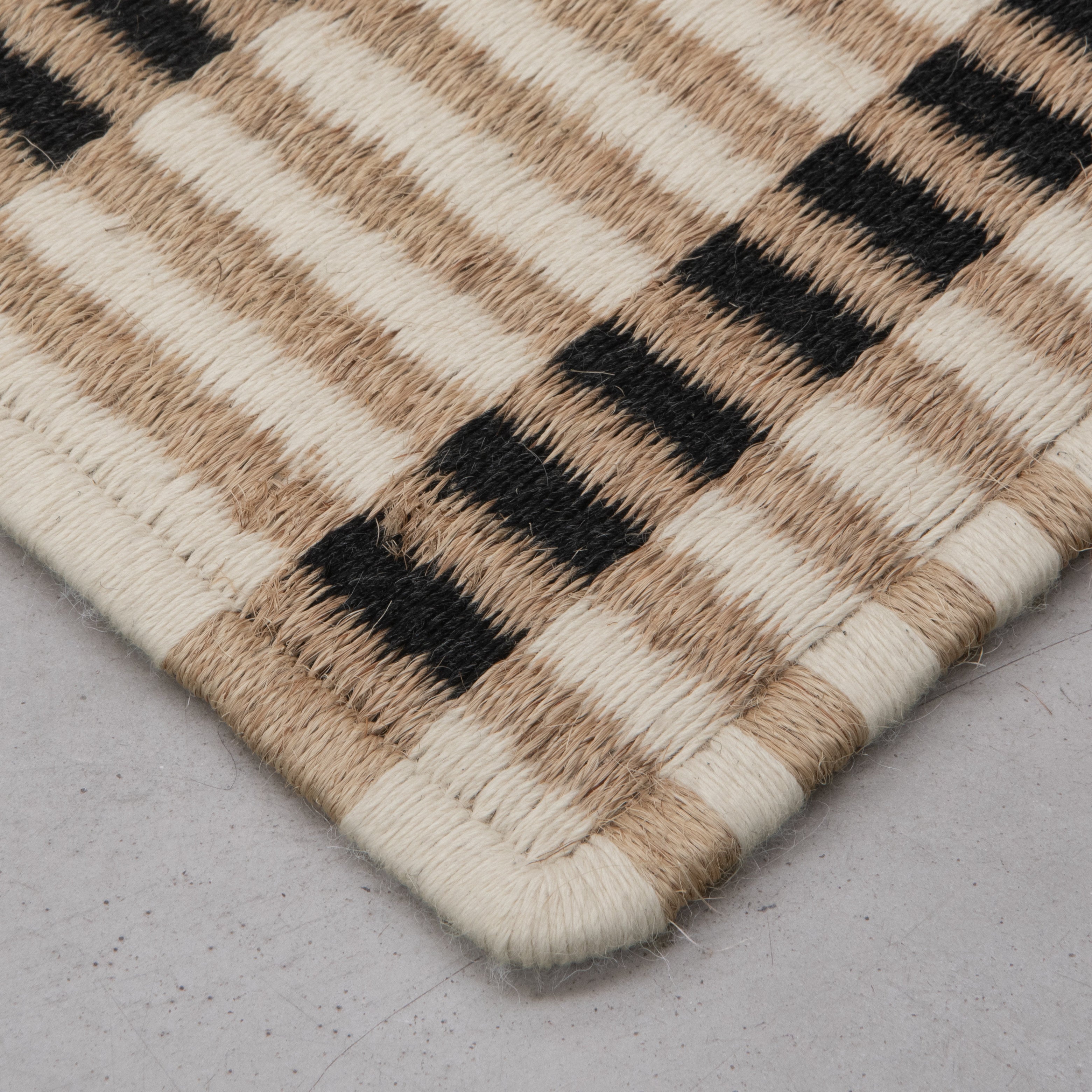 AXXIS WEAVE RUG IN NATURAL FIQUE FIBER, WHITE ALPACA AND BLACK ALPACA