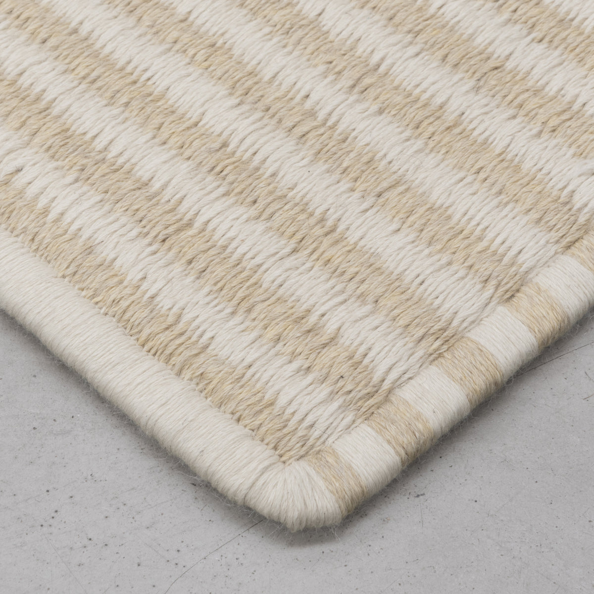 STRIPES WEAVE RUG IN WHITE ALPACA AND NATURAL ALPACA