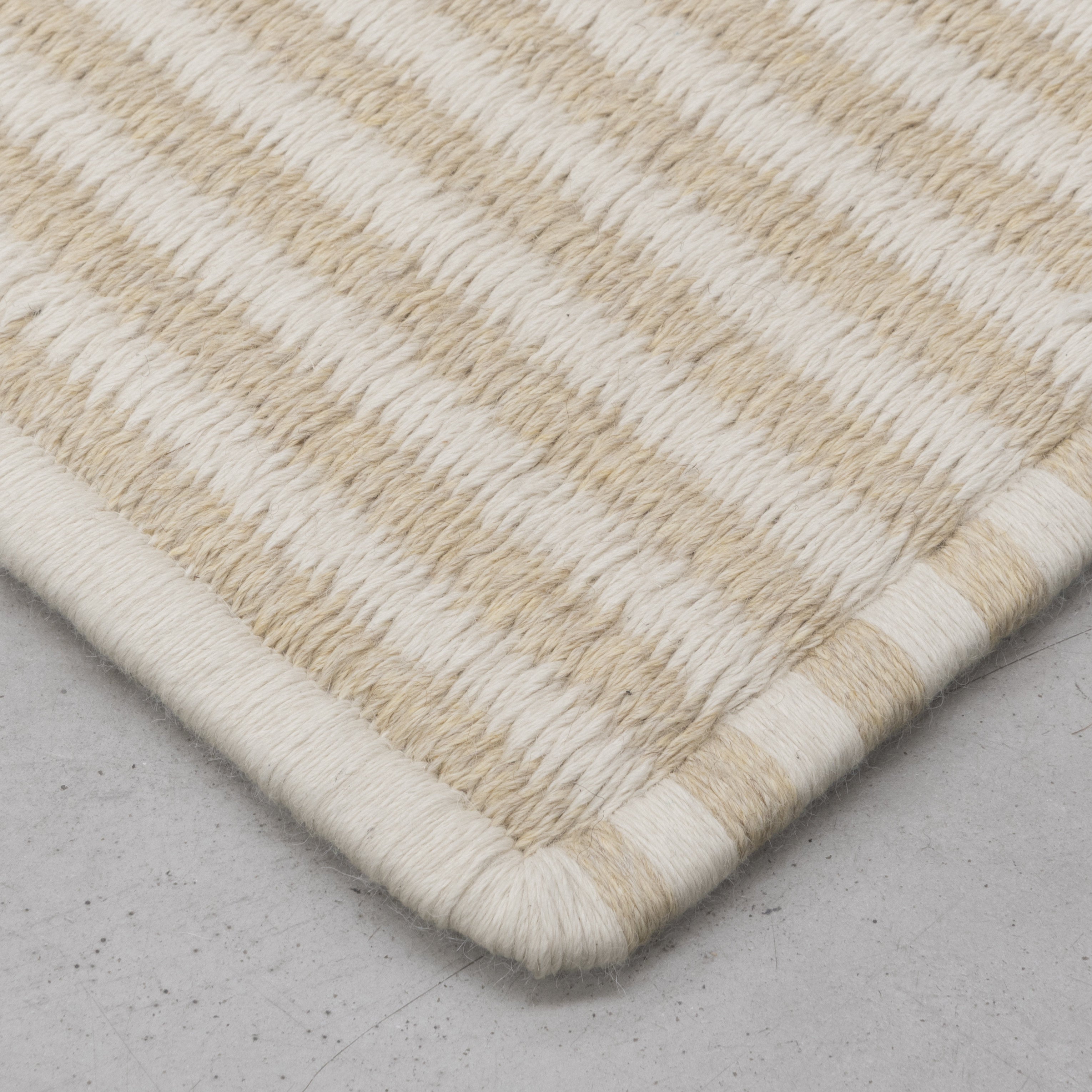 STRIPES WEAVE RUG IN WHITE ALPACA AND NATURAL ALPACA