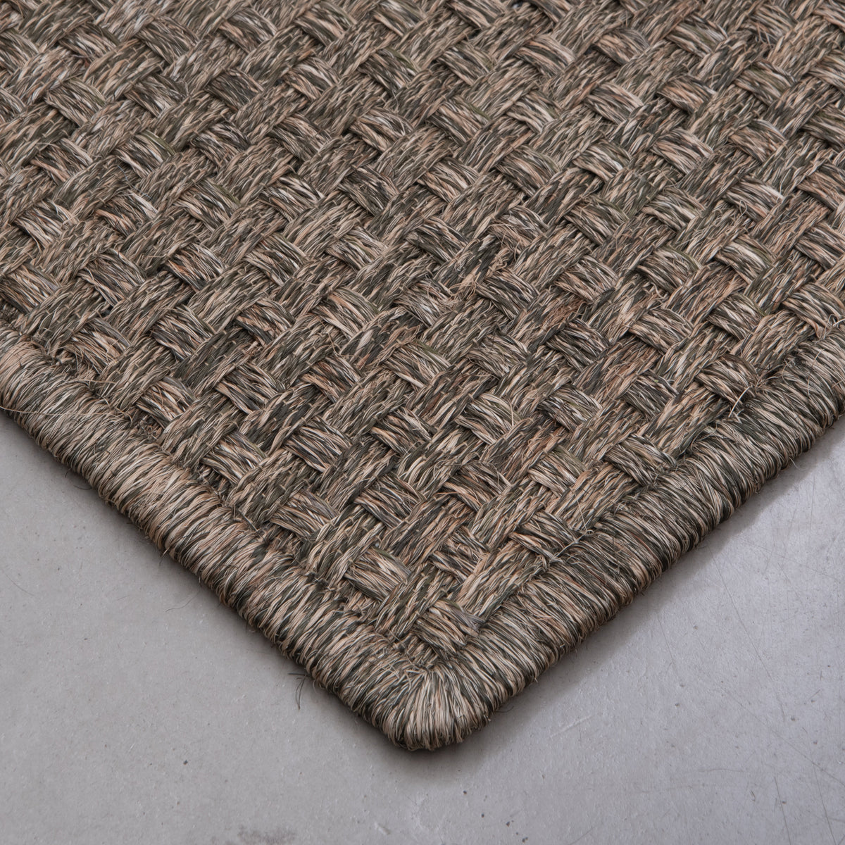KANASPI WEAVE RUG IN AMAZON GREEN FIQUE FIBER