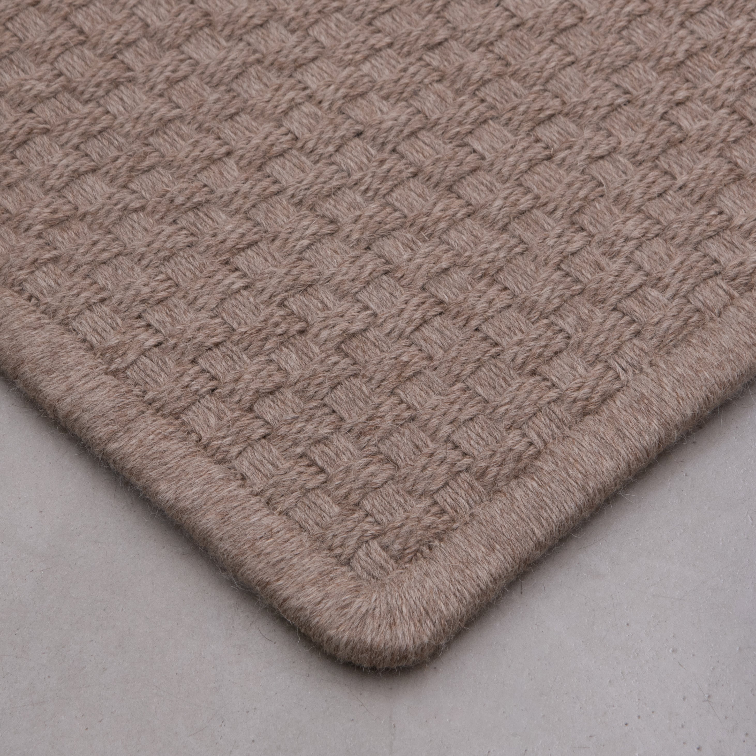KANASPI WEAVE RUG IN TAUPE ALPACA AND TAUPE MOTÓN ALPACA