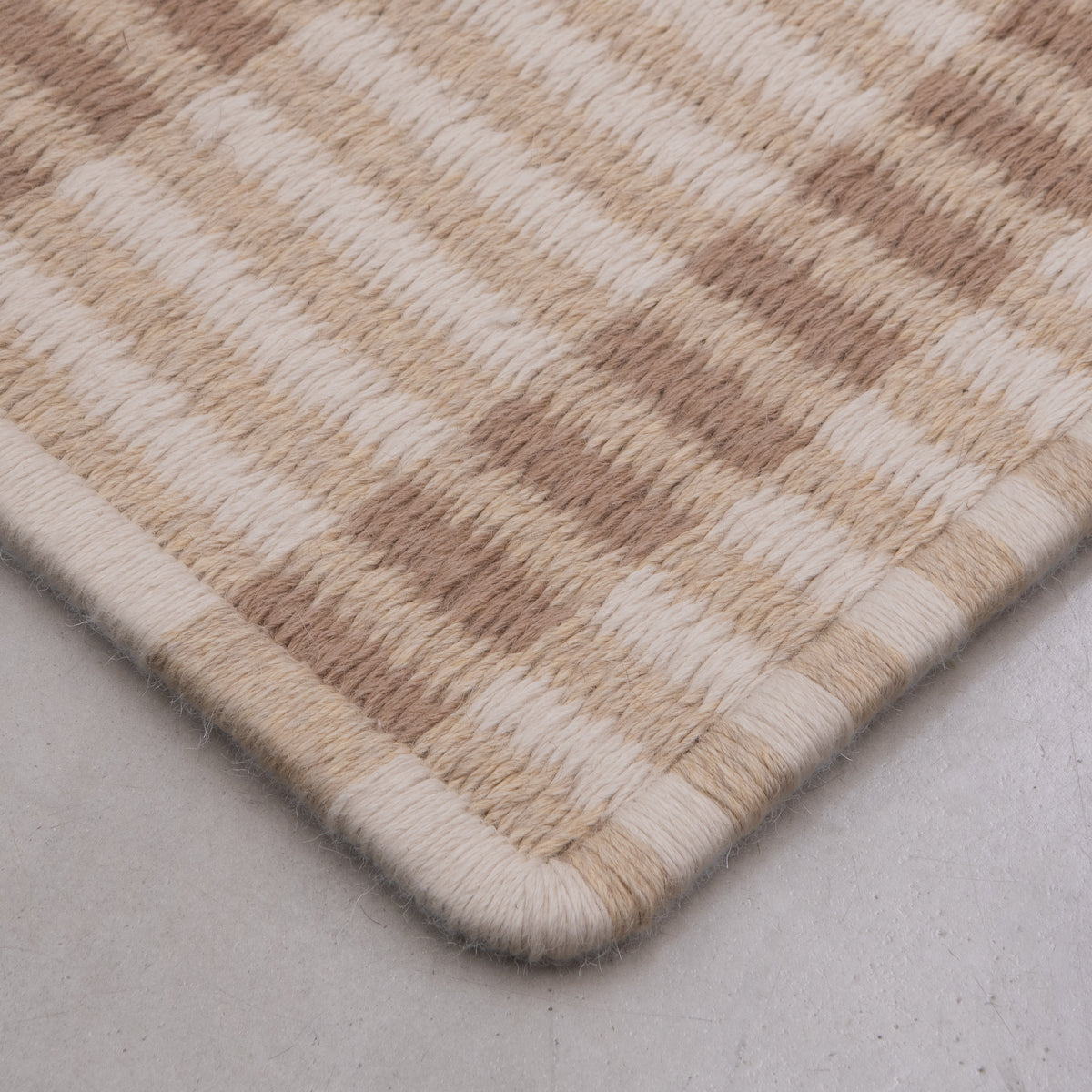 AXXIS WEAVE RUG IN NATURAL ALPACA, WHITE ALPACA AND BEIGE ALPACA