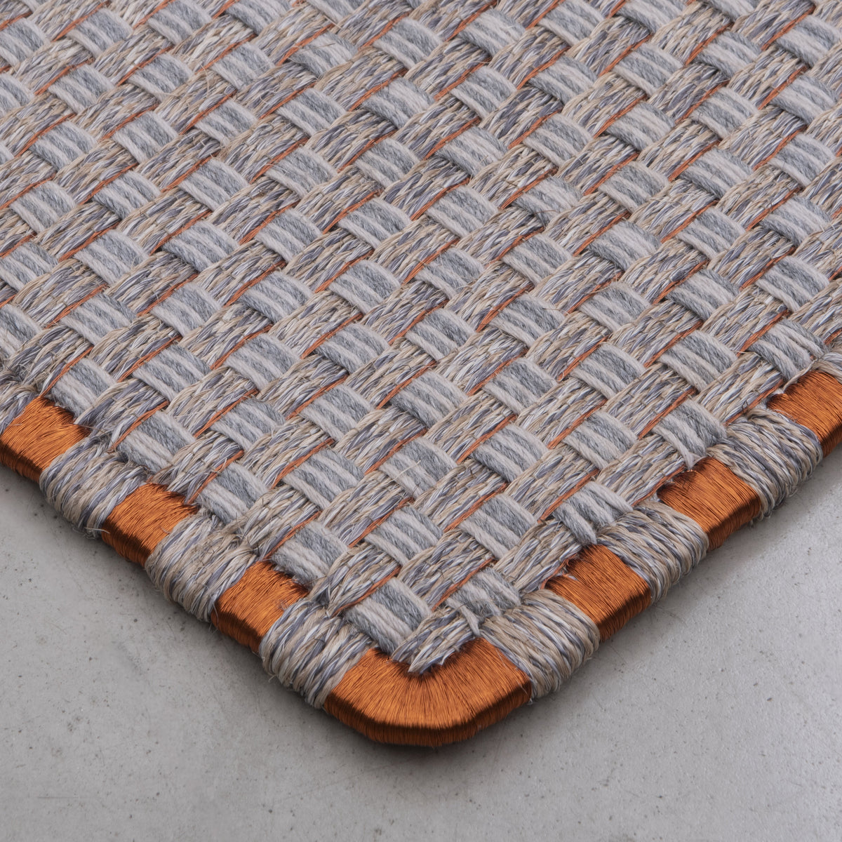 KANASPI WEAVE RUG IN WHITE AND GRAY ALPACA AND COPPER