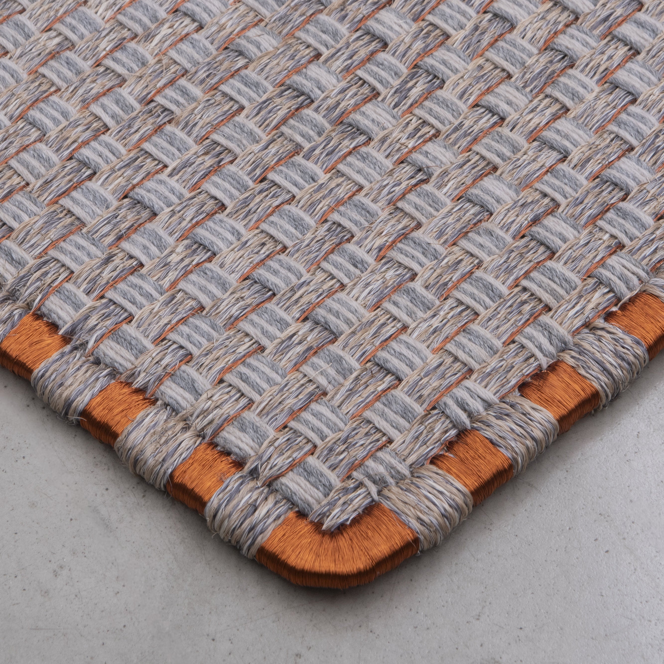 KANASPI WEAVE RUG IN WHITE AND GRAY ALPACA AND COPPER