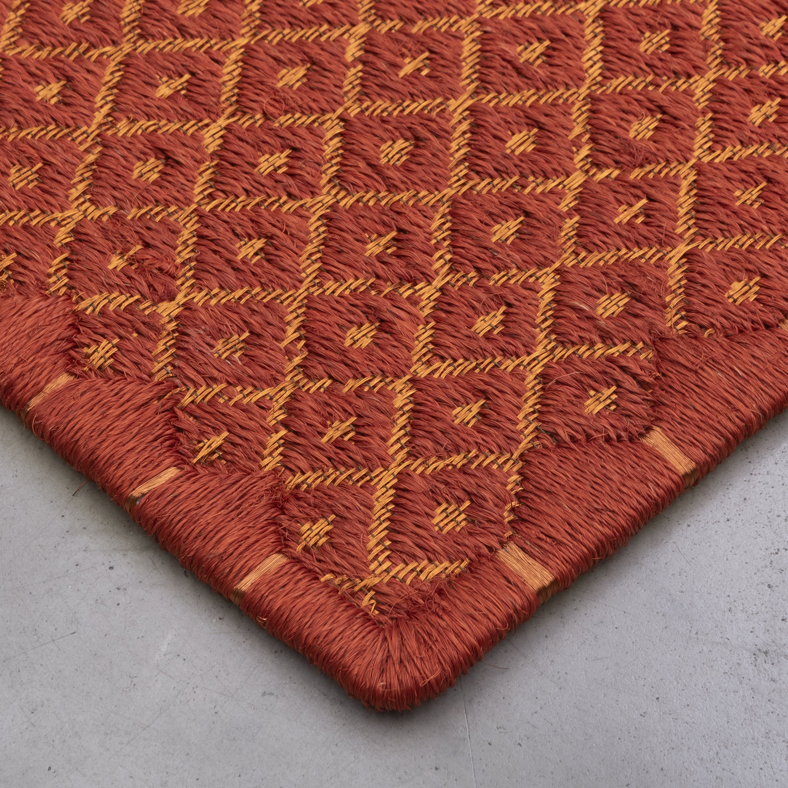 RHOMBUS WEAVE RUG IN BURGUNDY FIQUE FIBER AND COPPER