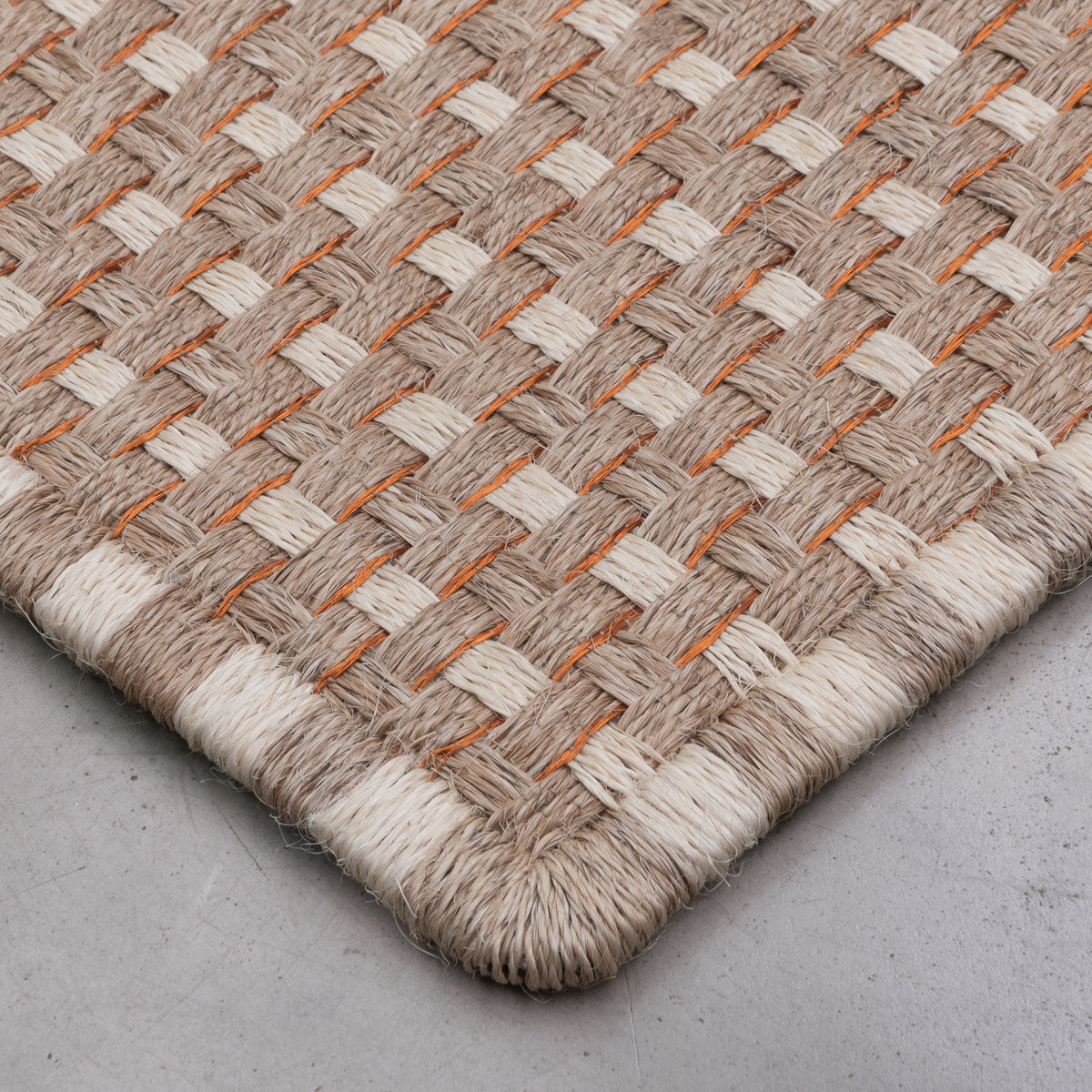 KANASPI WEAVE RUG IN NATURAL AND WHITE FIQUE FIBER WITH COPPER