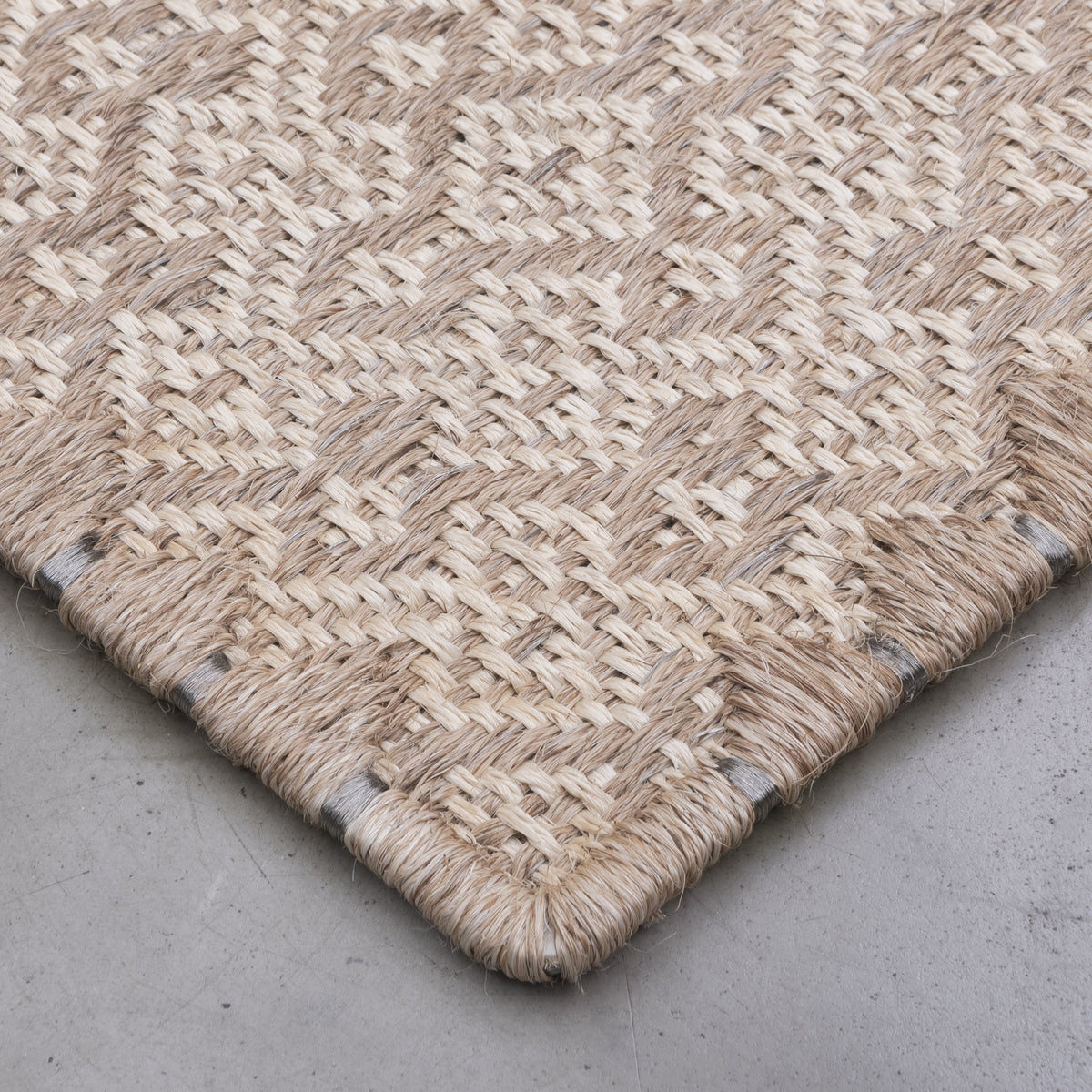 CASABLANCA WEAVE RUG IN WHITE AND NATURAL FIQUE FIBER WITH STAINLESS STEEL