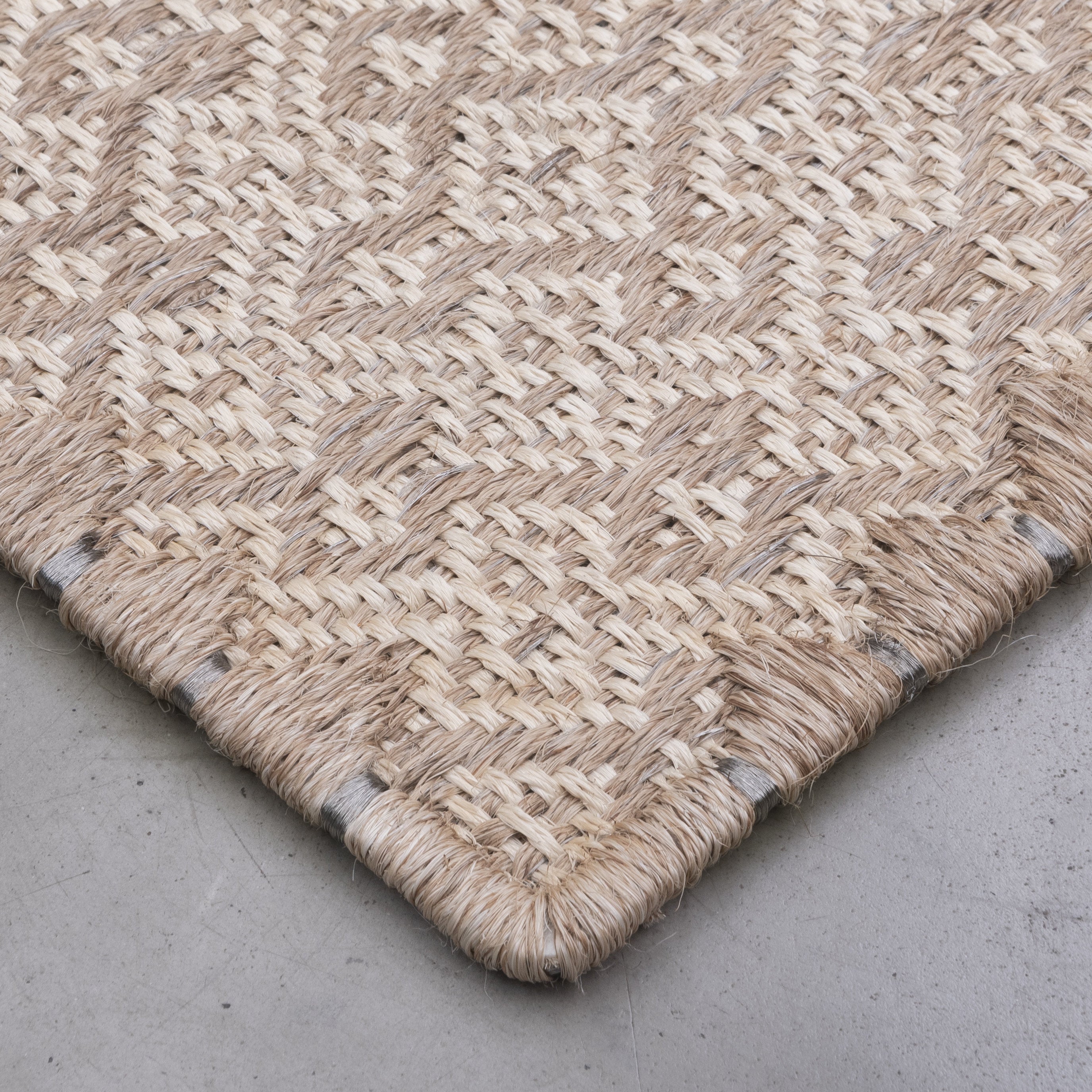 CASABLANCA WEAVE RUG IN WHITE AND NATURAL FIQUE FIBER WITH STAINLESS STEEL