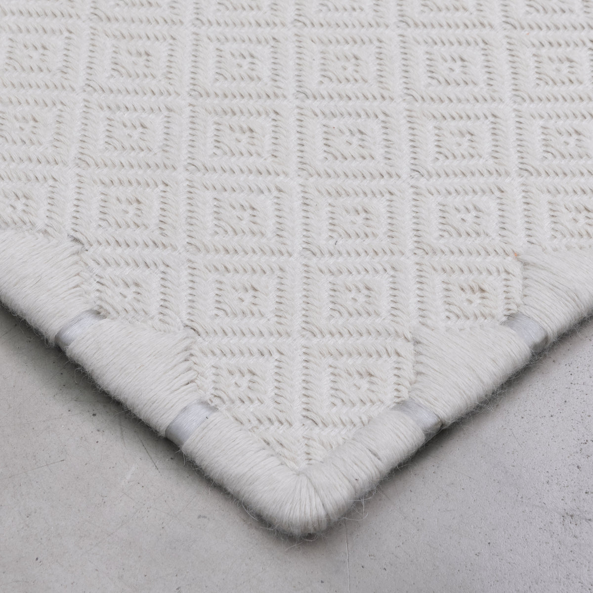 MEDIUM RHOMBUS WEAVE RUG IN BONE ALPACA AND TRANSPARENT ACRYLIC