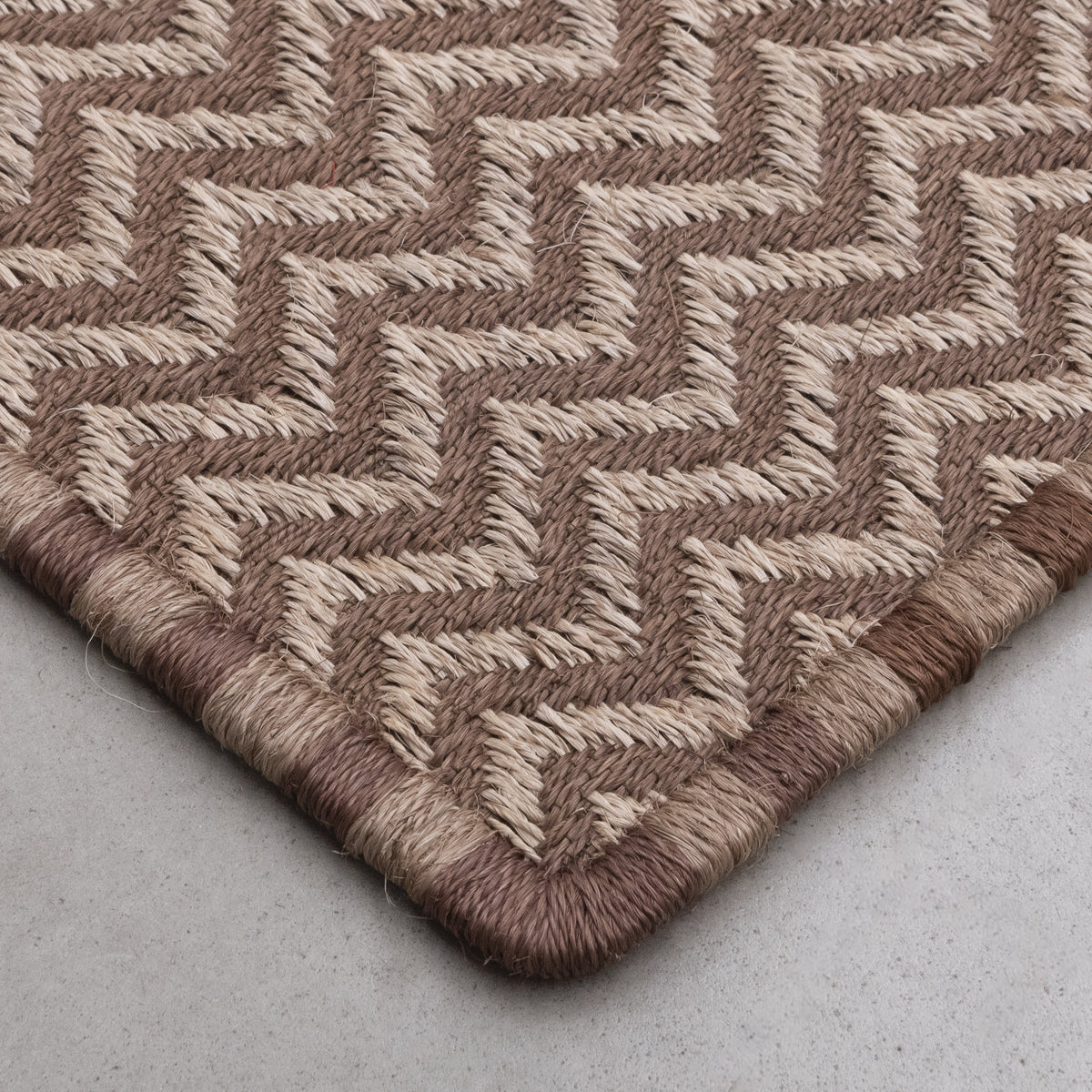 M’S WEAVE RUG IN NATURAL AND KHAKI FIQUE FIBER