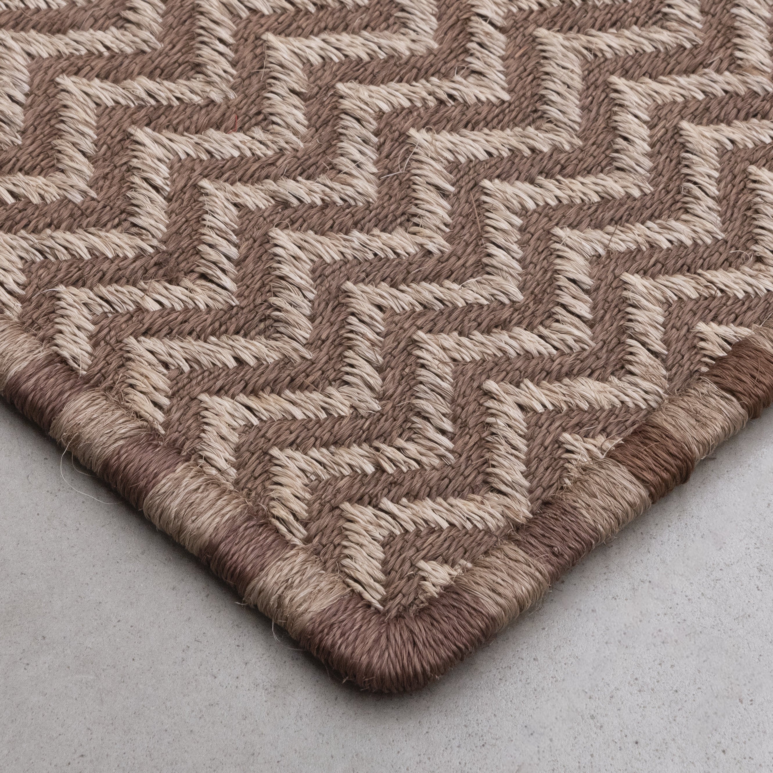 M’S WEAVE RUG IN NATURAL AND KHAKI FIQUE FIBER